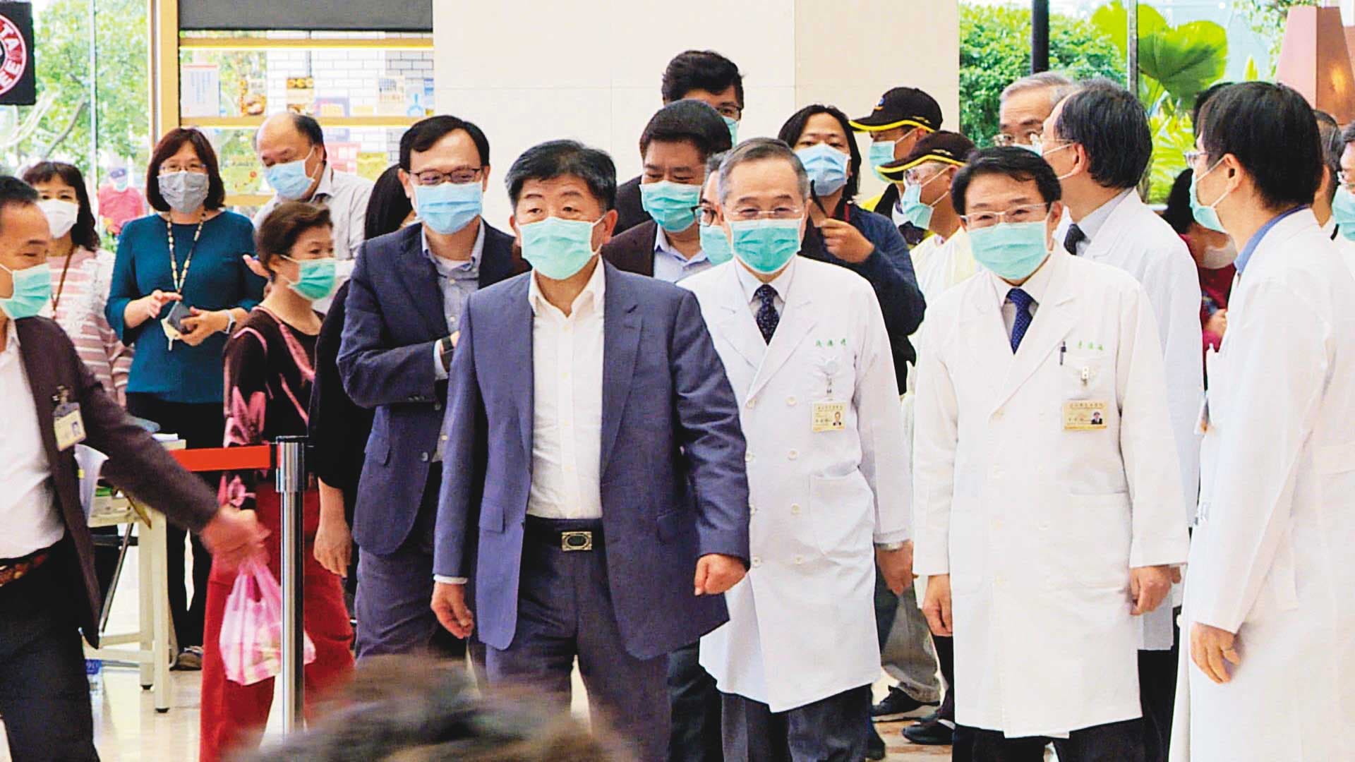 中央流行疫情指揮中心指揮官陳時中視察台北榮總醫院防疫部署，並認為強力取締非法外籍看護會造成照顧人力短缺，應以輔導陪病安全代替取締。