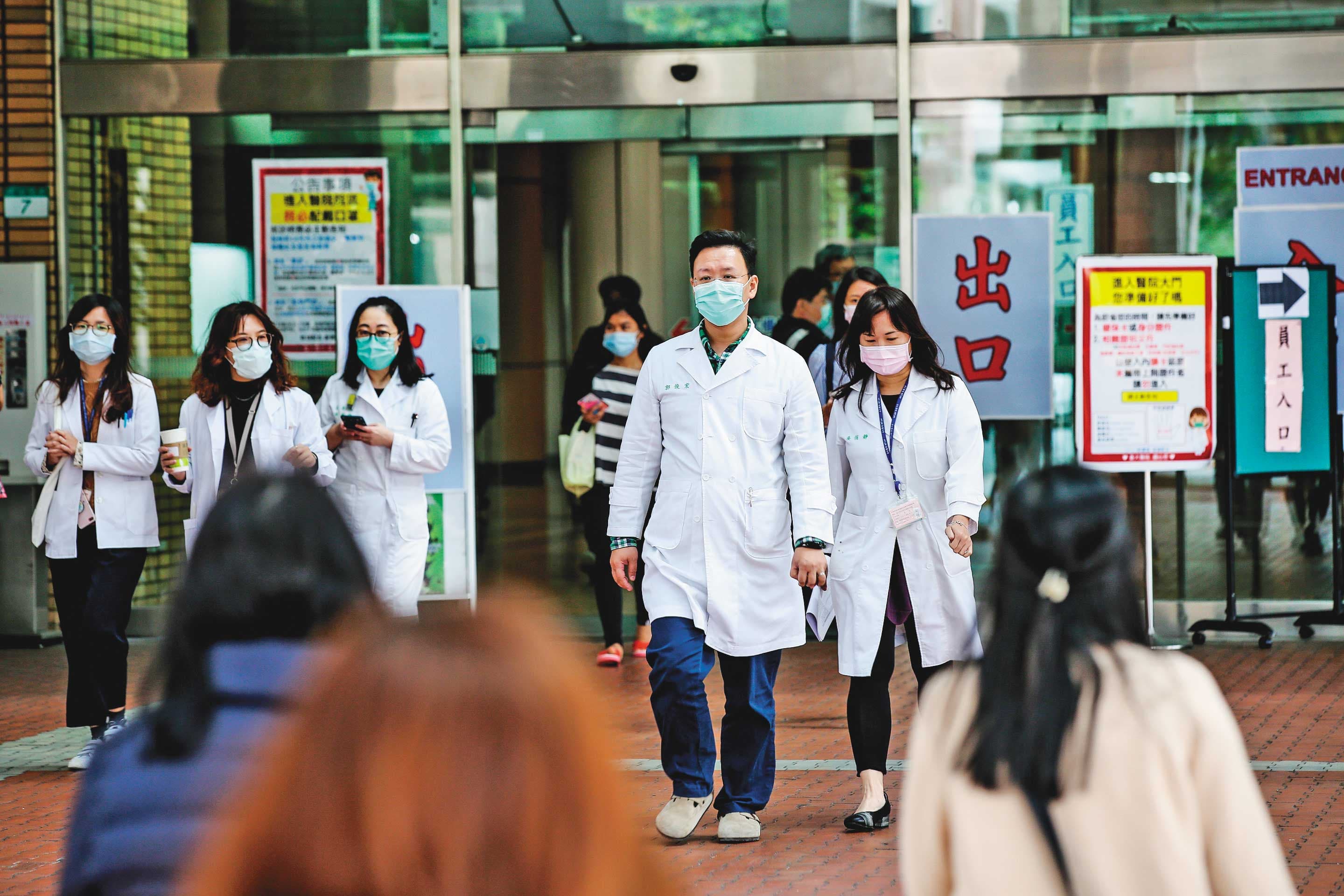 台灣已出現院內感染個案，各大醫院如何守住防線不讓疫情癱瘓醫療能量，同樣成為考驗。