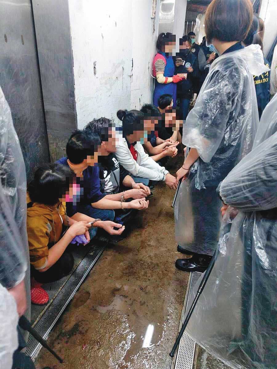 無證移工常被稱為「非法、逃跑」，無形被貼上罪犯標籤，被檢舉便送入收容所、強制遣返，民間團體呼籲正視他們的人權。圖為移民署去年取締畫面。（翻攝畫面）