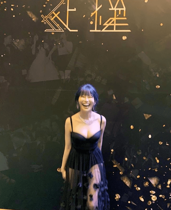 阿樂最近接下主持任務，YouTube頻道《上班不要看》舉辦的第2屆走鐘獎，打扮大露事業線。（翻攝自阿樂IG）