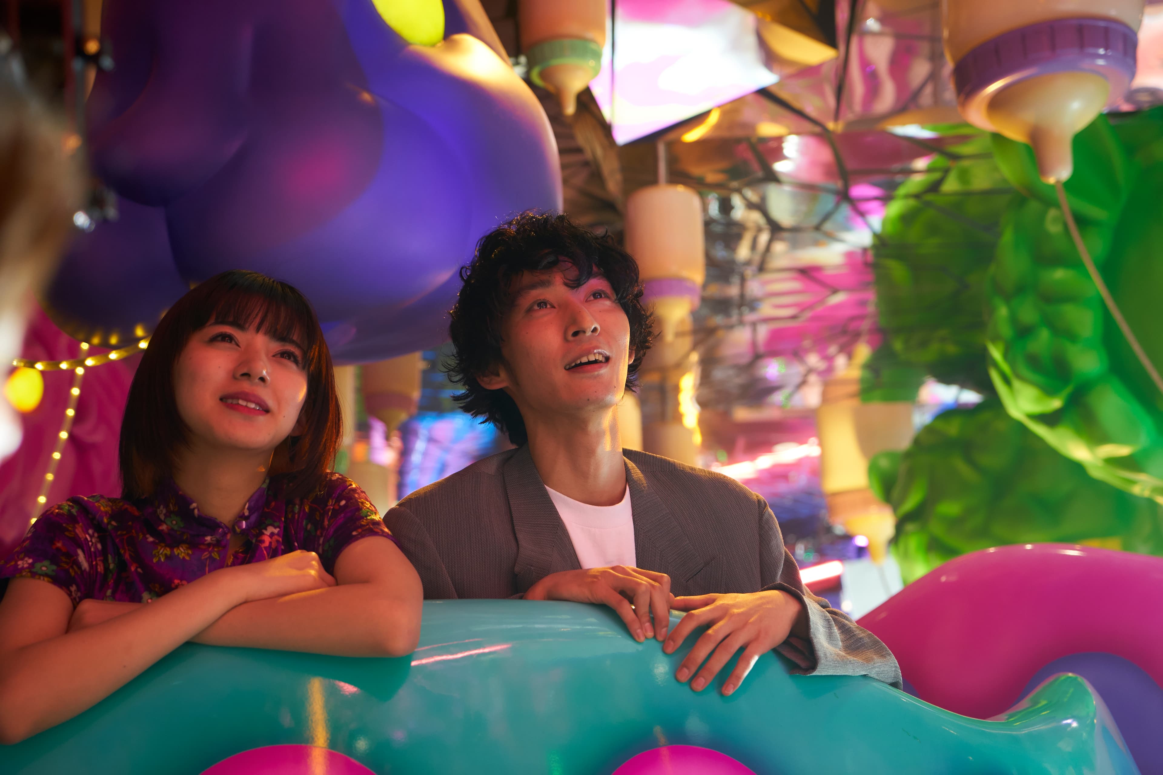 夏目與男友一起來到據說現在是很紅、很難排隊的甜點餐廳。（Netflix提供）