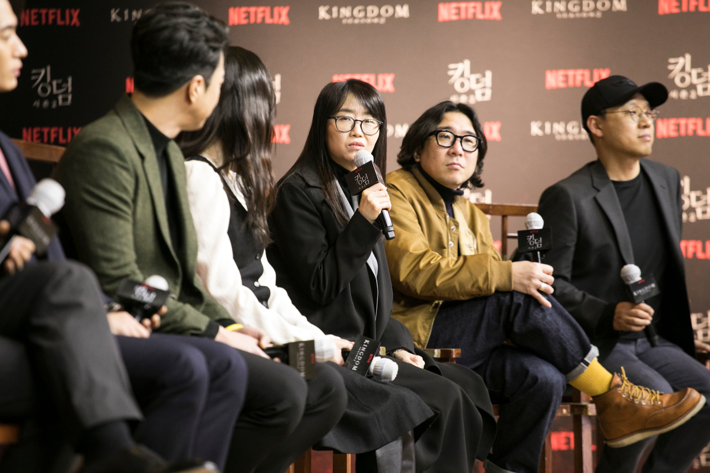 編劇金銀姬（右三）被問到第三季的走向，開玩笑說：「我還沒收到錢呢」，她許願能做到第十季。（Netflix提供）