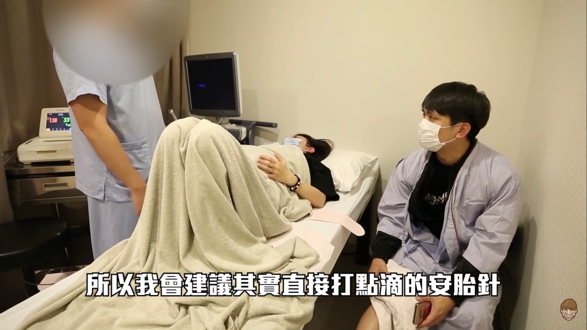 受到攻擊後，蔡阿嘎與老婆一同到醫院檢查傷勢。（翻攝自蔡阿嘎YouTube）