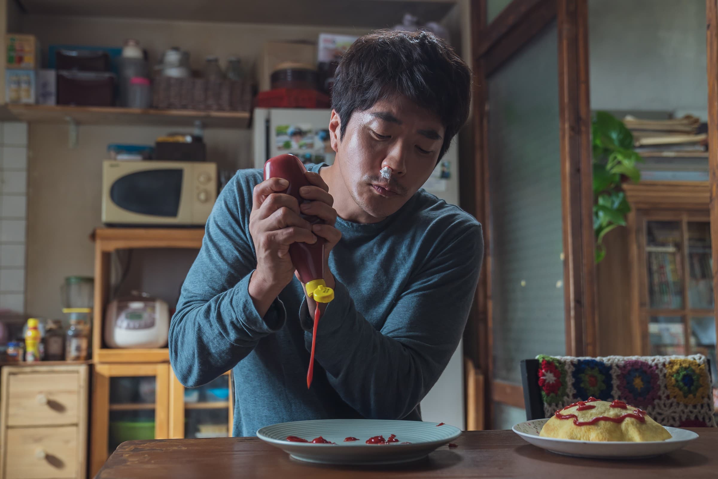 《大畫特務》權相佑扮演酷帥特務與魯蛇漫畫家，除了打架以外什麼都做不好。（甲上娛樂）