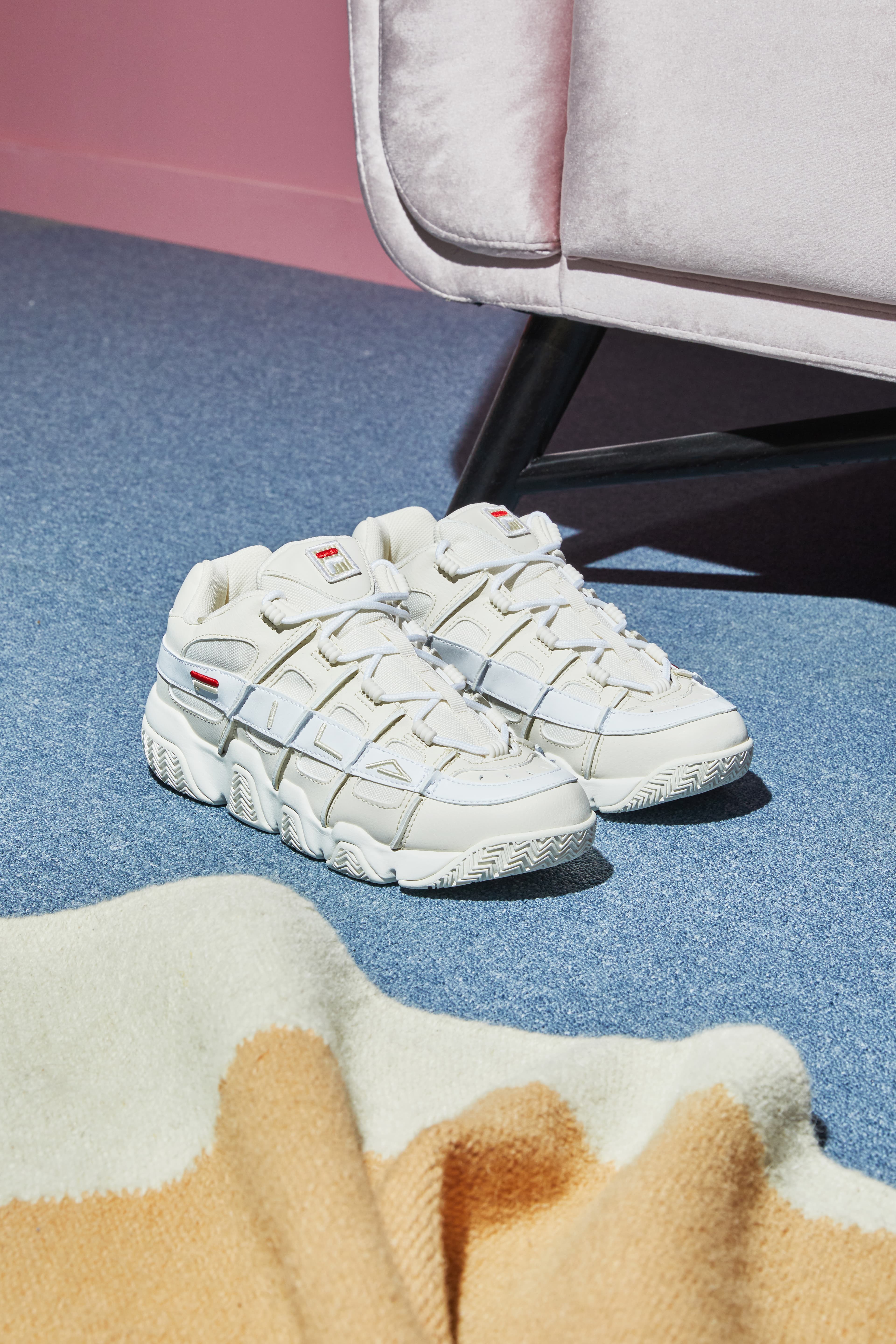 全白色BARRICADE老爹鞋。NT$2,480（FILA TAIWAN提供）