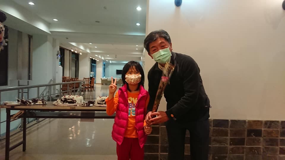 鑽石公主號19名旅客解除隔離　陳時中現身檢疫所關心。（翻攝自王必勝臉書）
