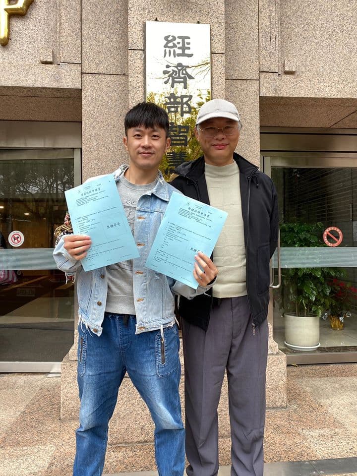 陳嘉行贏了官司後，立即註冊「焦糖哥哥」的商品商標與服務商標。（翻攝自焦糖哥哥臉書）