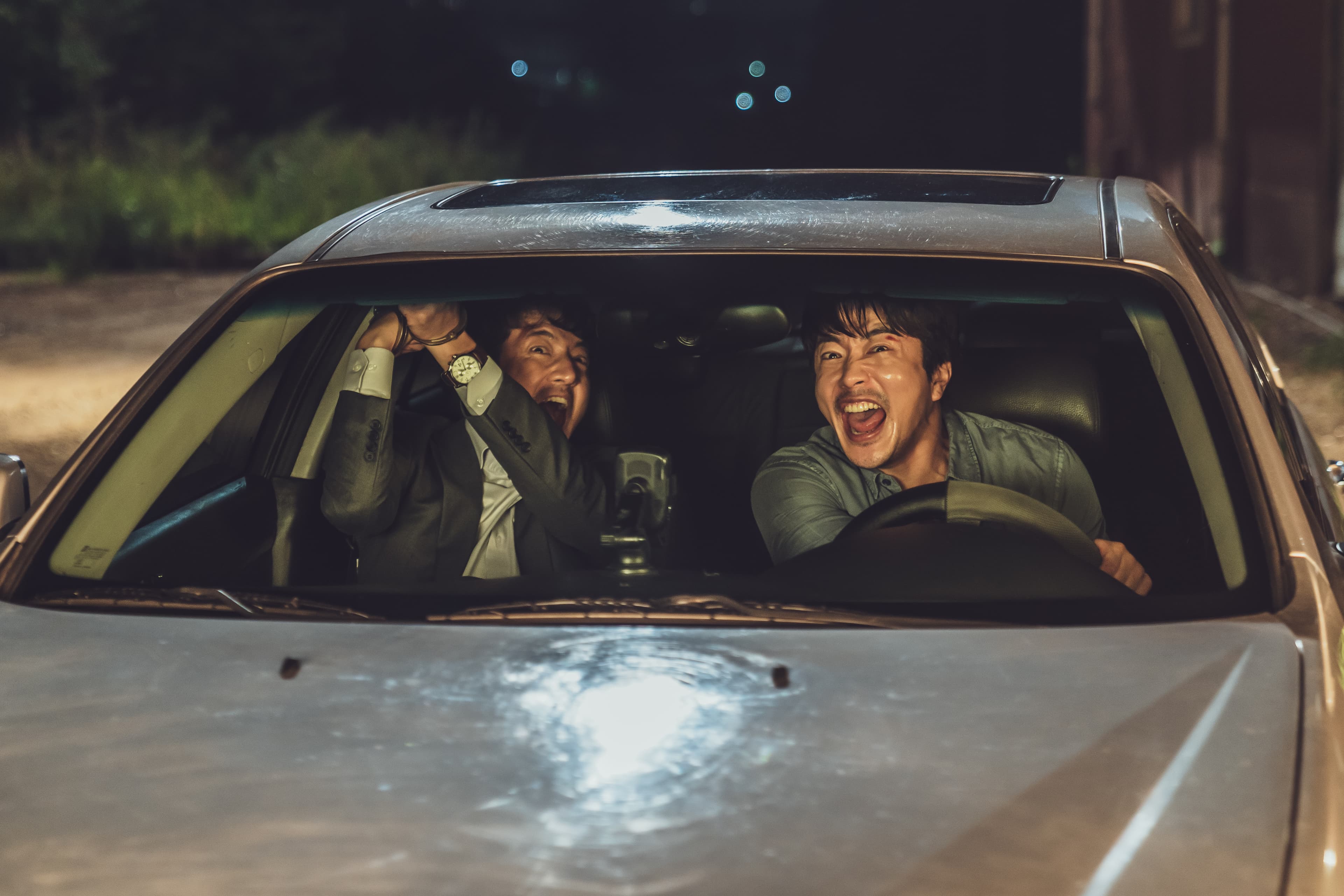 權相佑和鄭俊鎬（左）在車上有一場亂摸下體的橋段，拍攝時連工作人員都笑翻。（甲上娛樂提供）