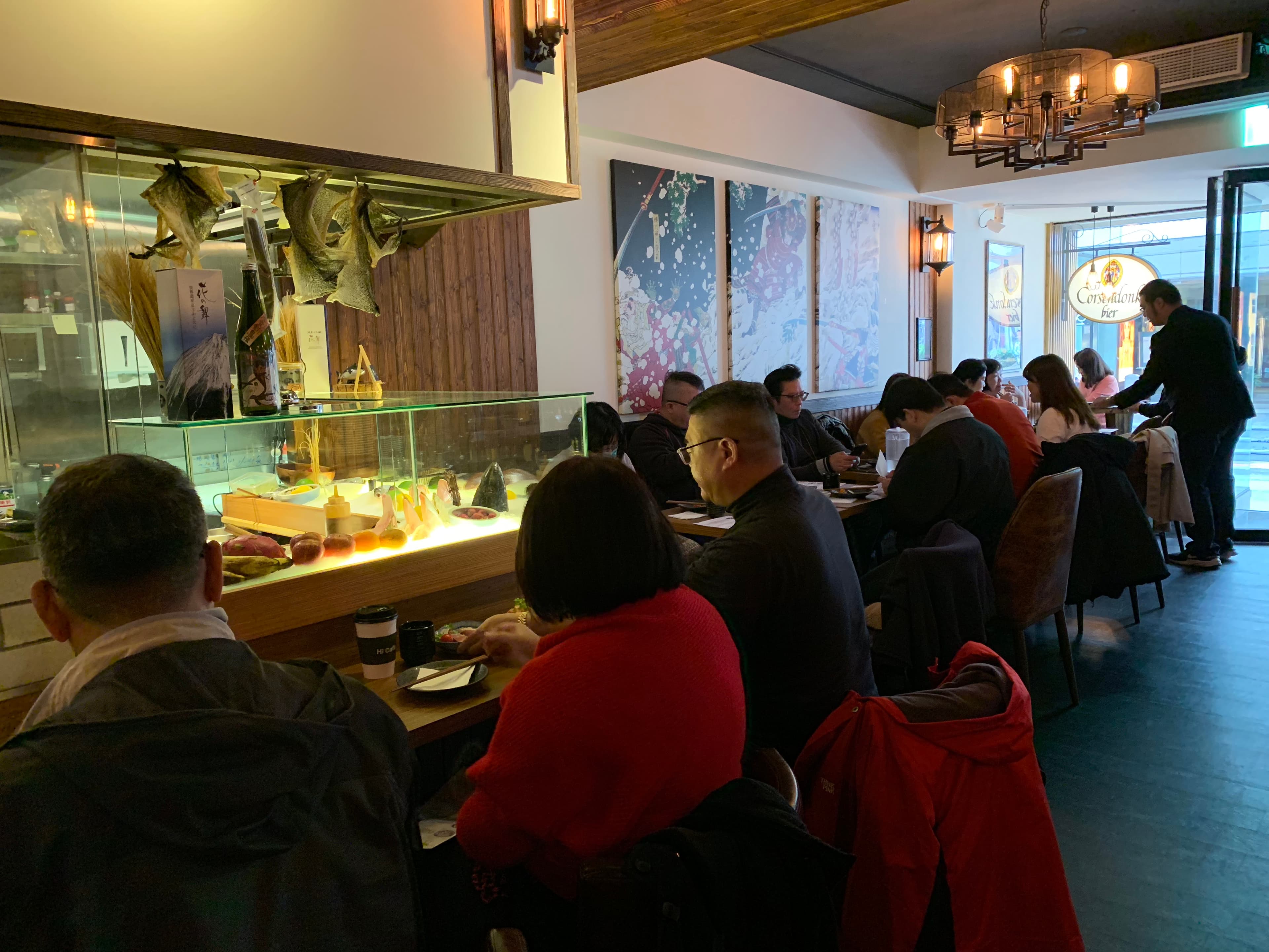 吧台區可看到師傅現做料理、製作稻草燒的過程。