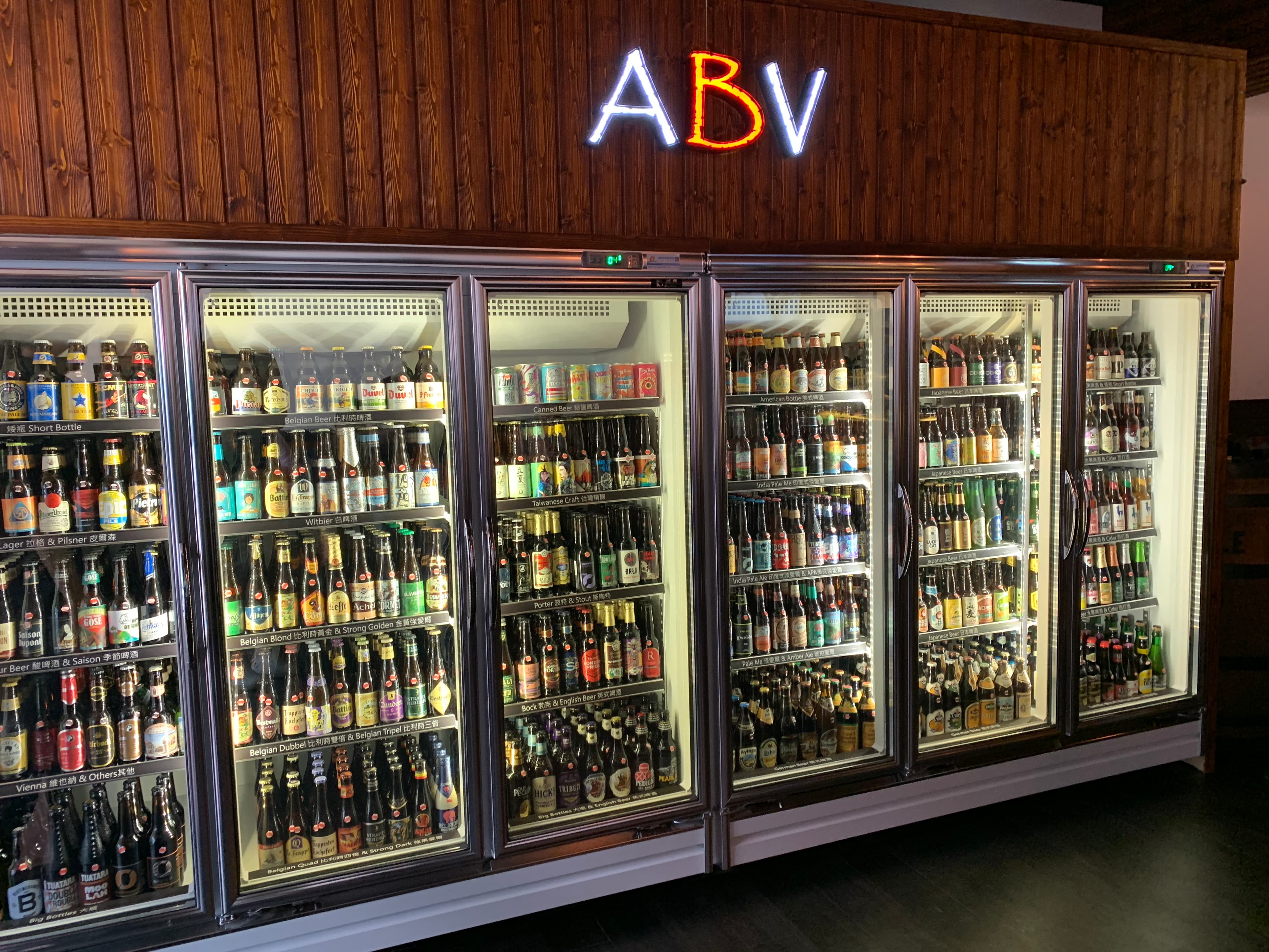 「ABV日式居酒館」提供來自日本埼玉、岩手，宮崎、新瀉等超過13個地區的精釀啤酒。