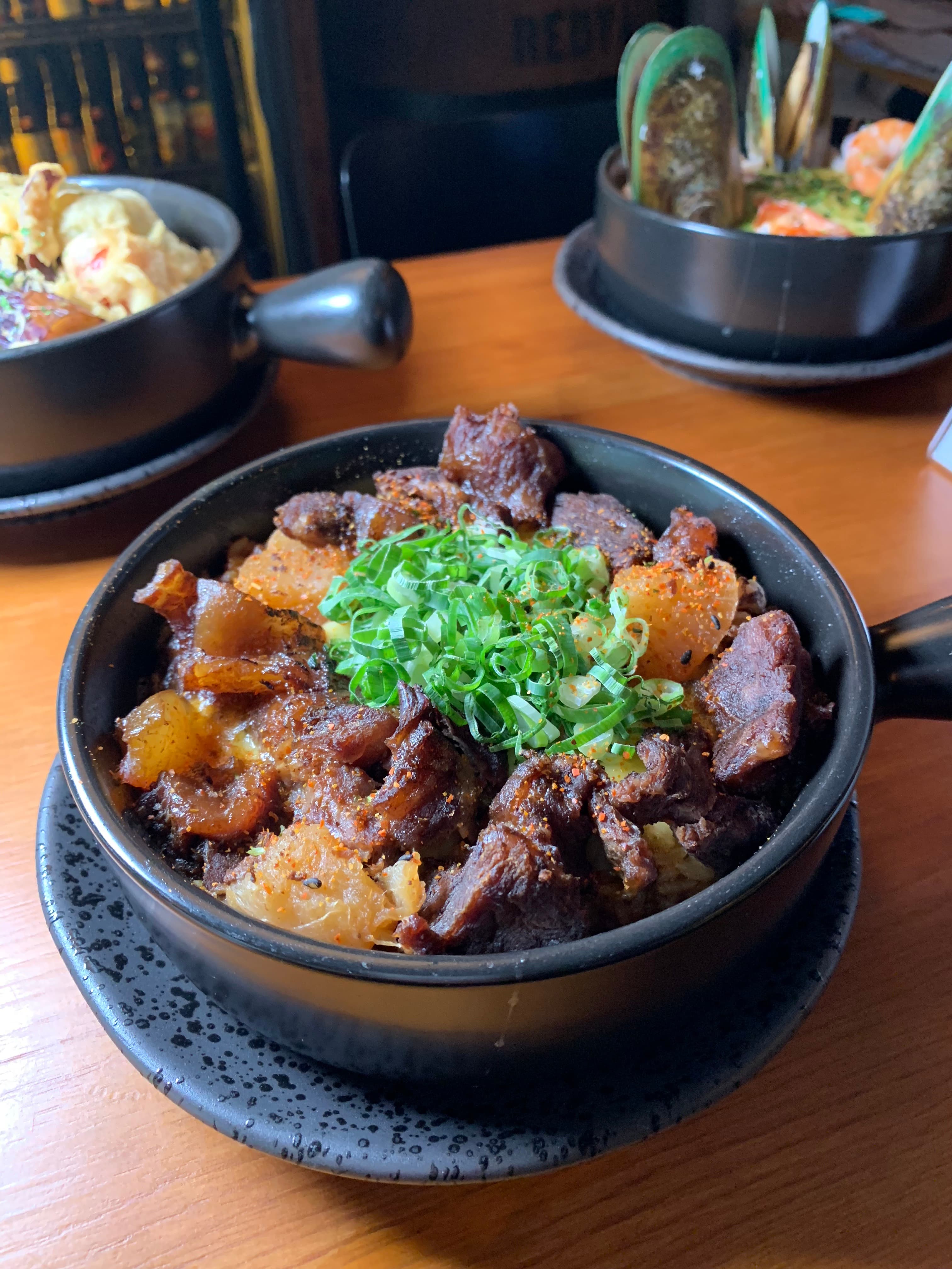「燉牛筋門司燒」表層的牛筋、大根入味透爛，鍋底的日式咖哩飯濃香有味，吃完有飽足感。（340元／份）