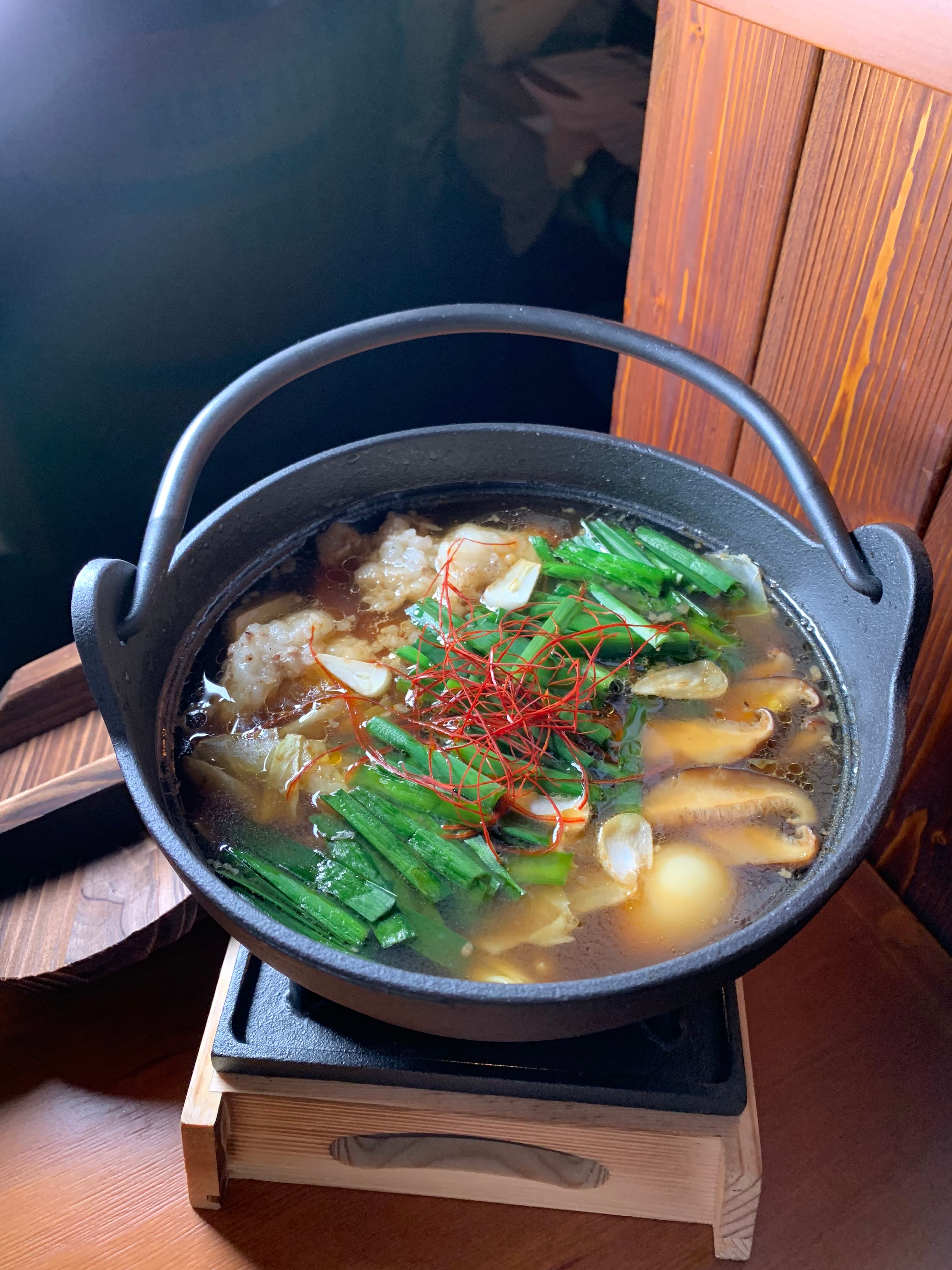 「博多牛腸鍋」湯頭鹹甘不油，喝得到柚子的清香，牛腸味濃彈Ｑ。（320元／份）