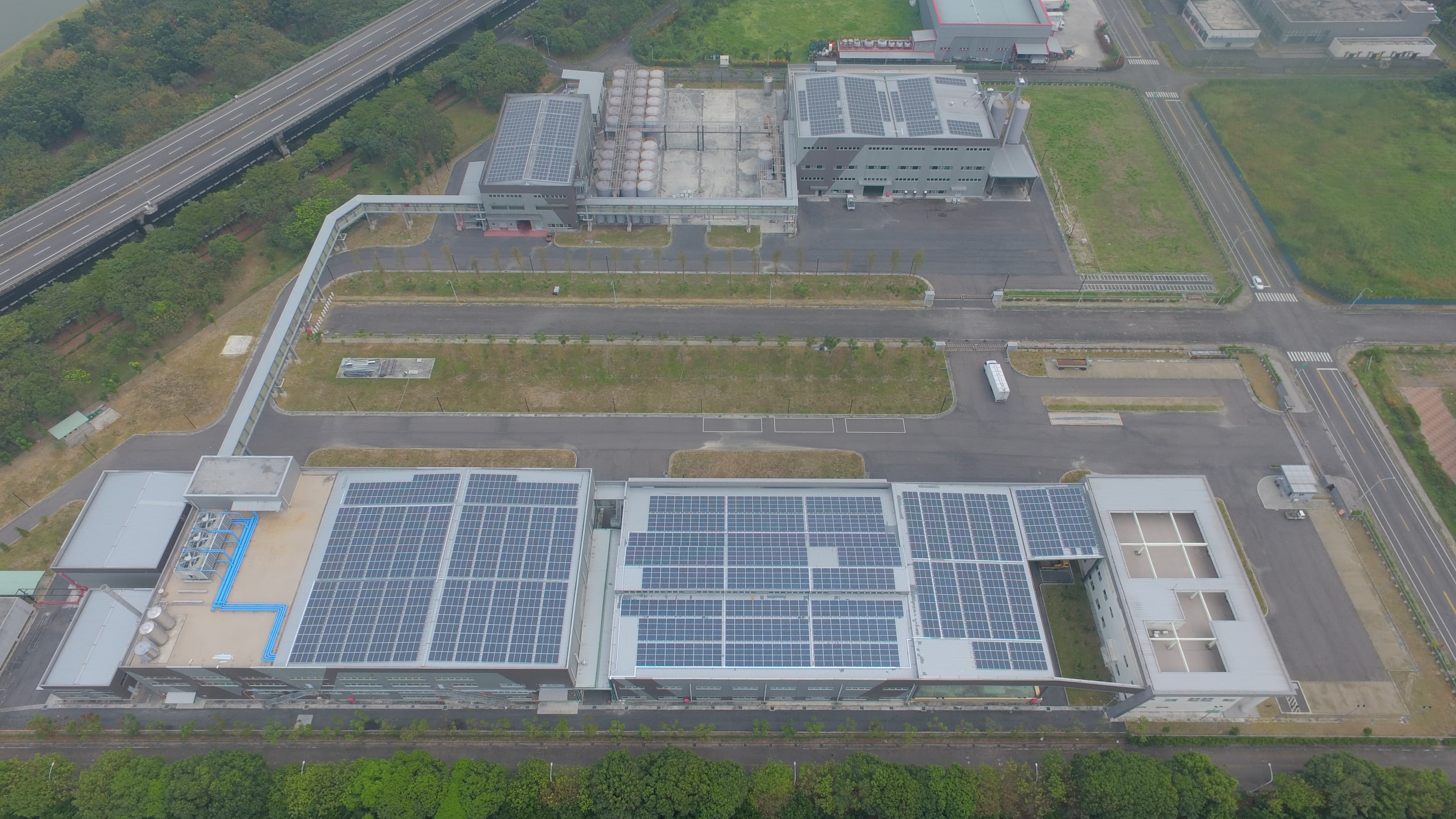 萬家香在屏東農科廠屋頂架設許多太陽能板，產生的電可以自用，還能申請再生能源憑證。（萬家香提供）