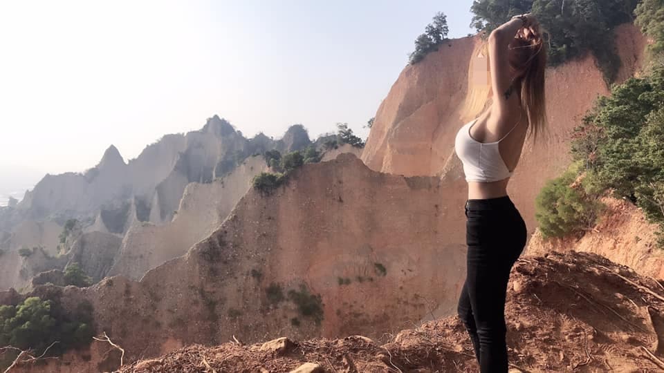 女網紅站火炎山懸崖邊拍美照，引發當地居民不滿。（翻攝自當事人臉書）
