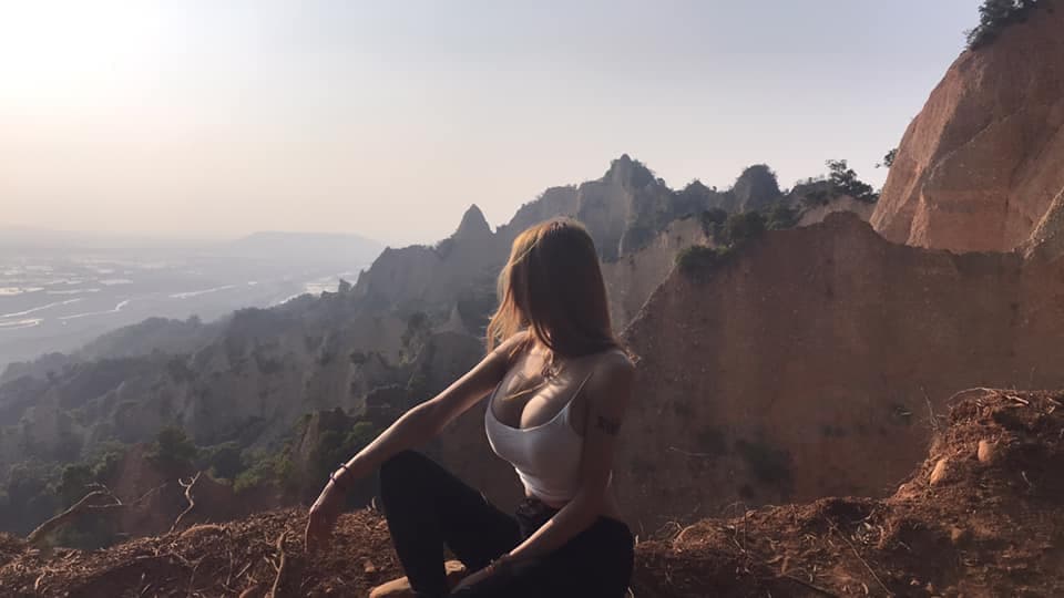 女網紅站火炎山懸崖邊秀出傲人上圍，引發爭議。（翻攝自當事人臉書）