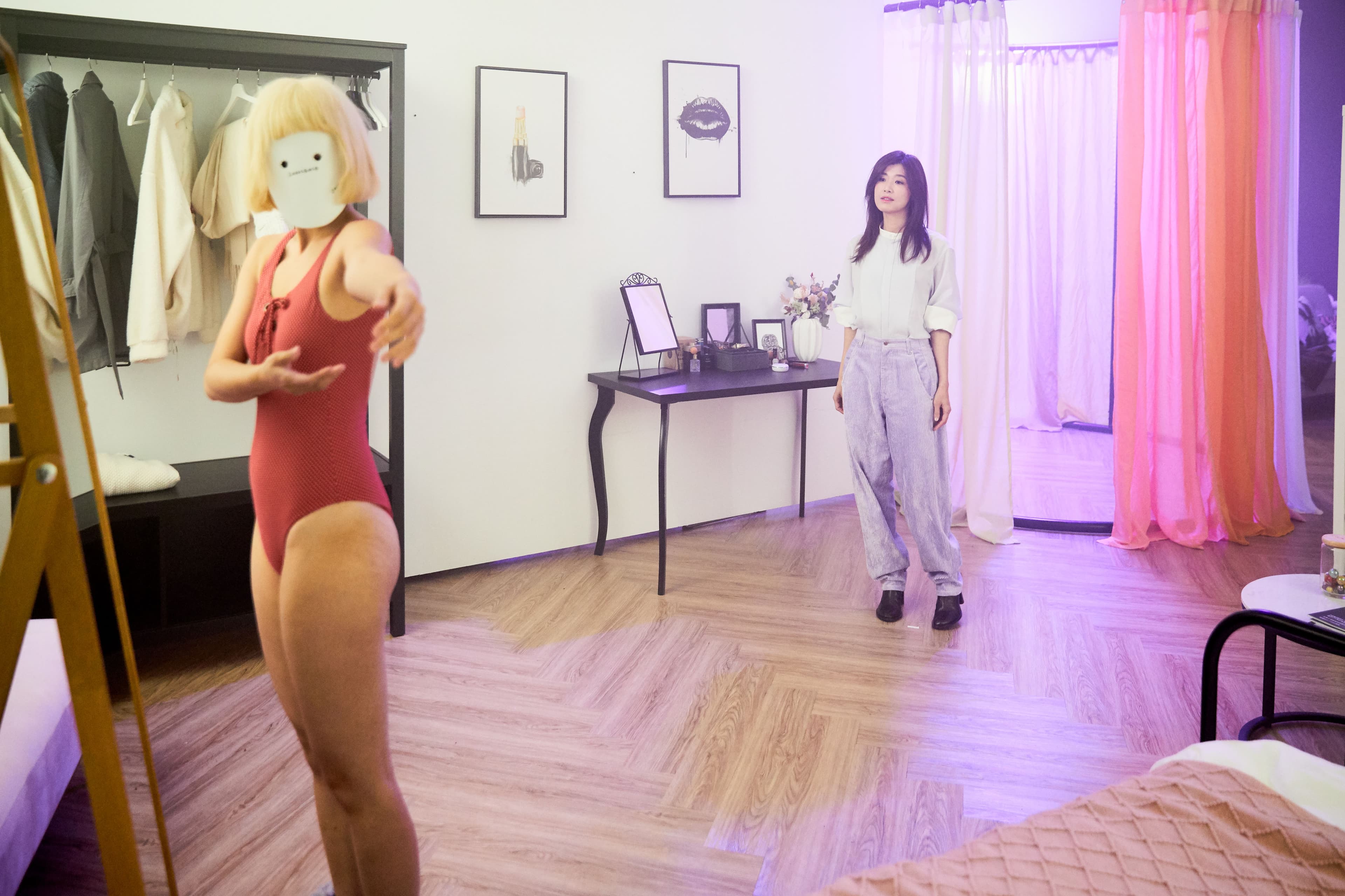 〈真面目〉MV安排許多不同身份的女性角色，隱喻每個人某種程度上都是戴著別人期待的模樣在生活。（相信音樂提供）