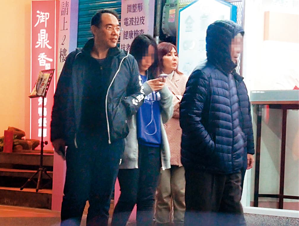  黃倩萍（右二）日常也會與家人們共享天倫之樂。