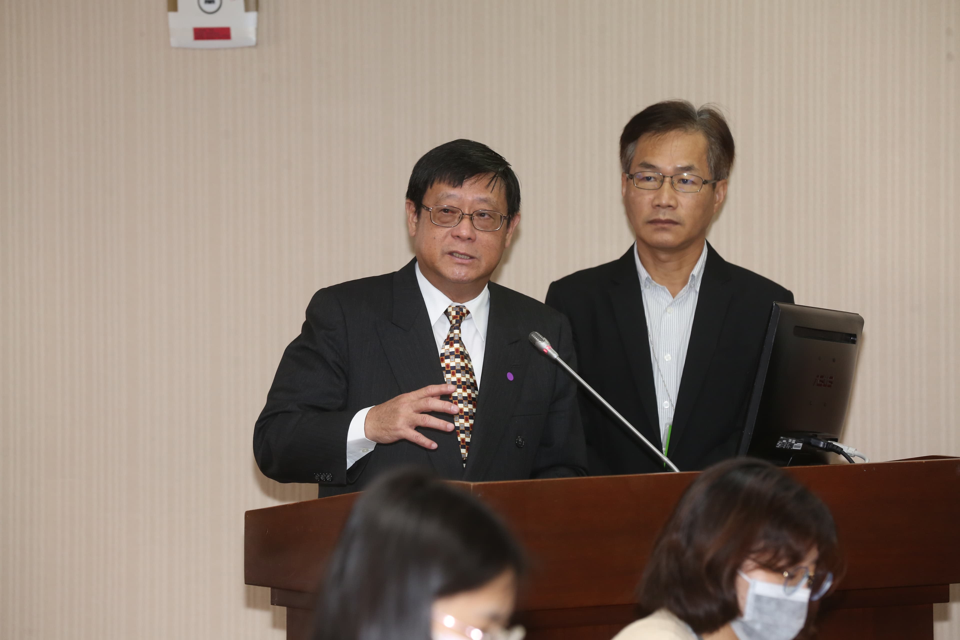環保署長張子敬（左）答詢時強調環保署撤銷行政處分是依法行政。圖為本刊資料照。