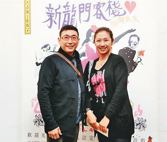 宋少卿（左）與太太譚曉詩（右）2006年結婚，兩人偶爾一起出席公開場合。（翻攝自表演工作坊臉書）