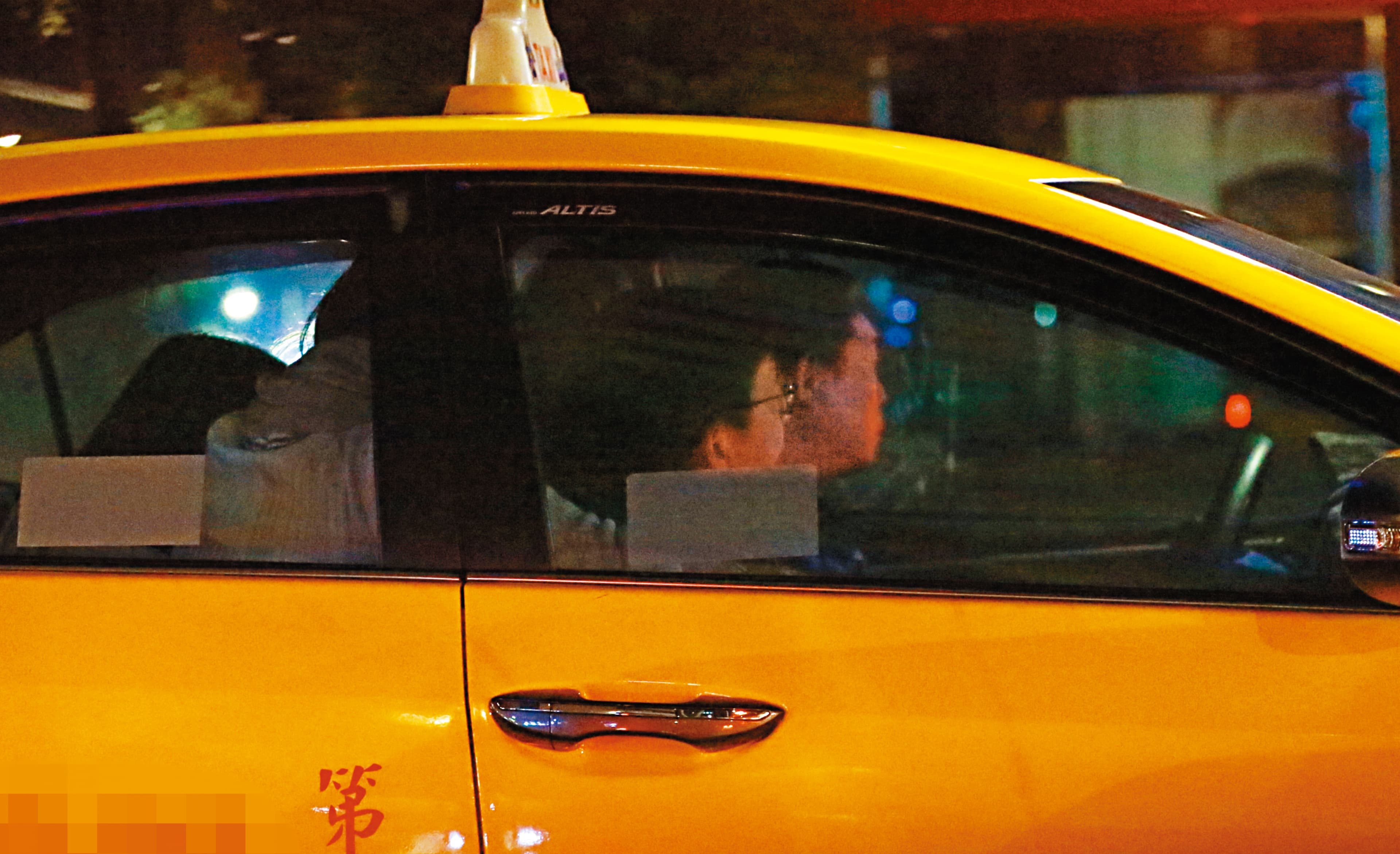 2：36 宋少卿（右二）和一群男女走出錢櫃，與二女一起坐計程車離開，一名白衣女生從後座抱著宋少卿。