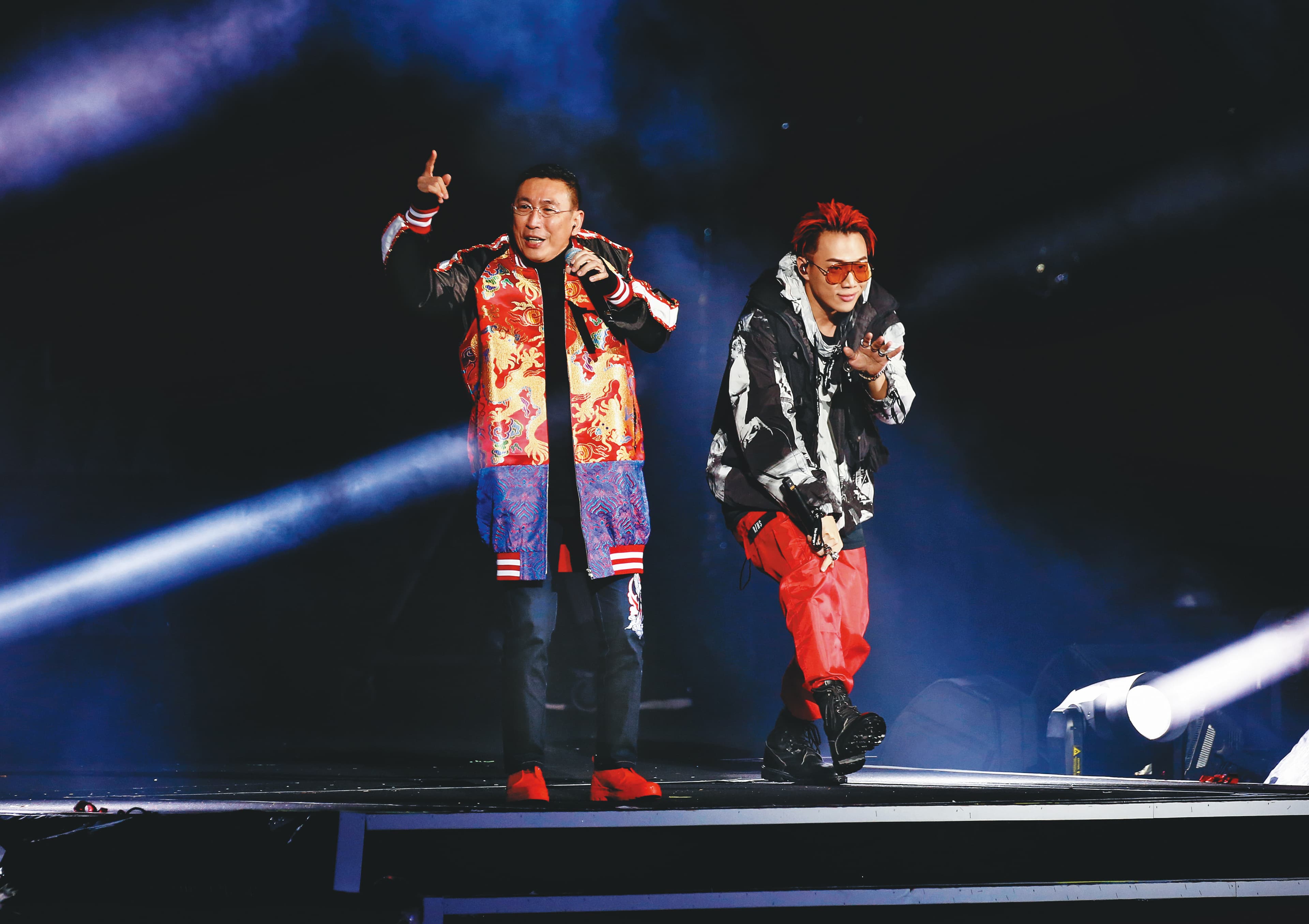 去年底台北市跨年晚會，51歲的宋少卿（左）與金曲新人王ØZI（右）演唱〈B.O.〉，超新奇組合逗樂網友。