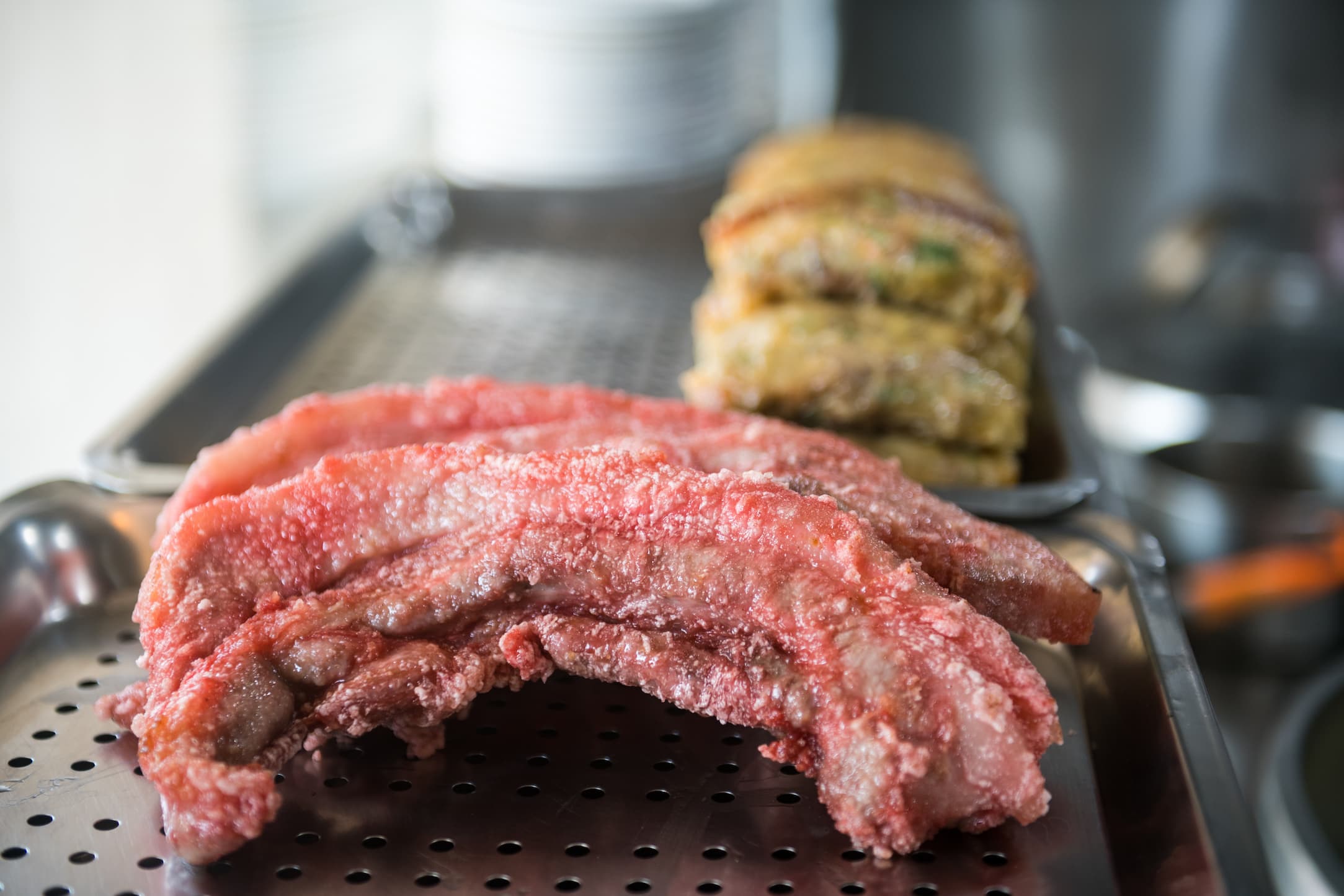 炸得皮脆肉嫩的「紅燒肉」是招牌。