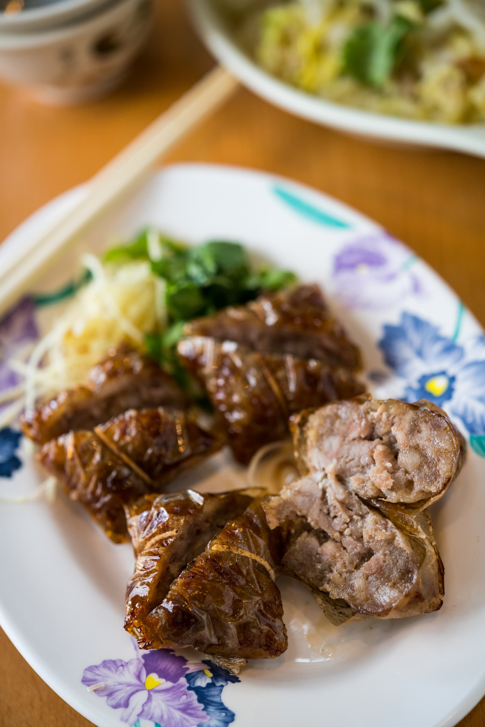 米紙包覆酥炸的「玻璃排骨」是自創手路菜，有南部藥膳香腸的風味。（100元／份）