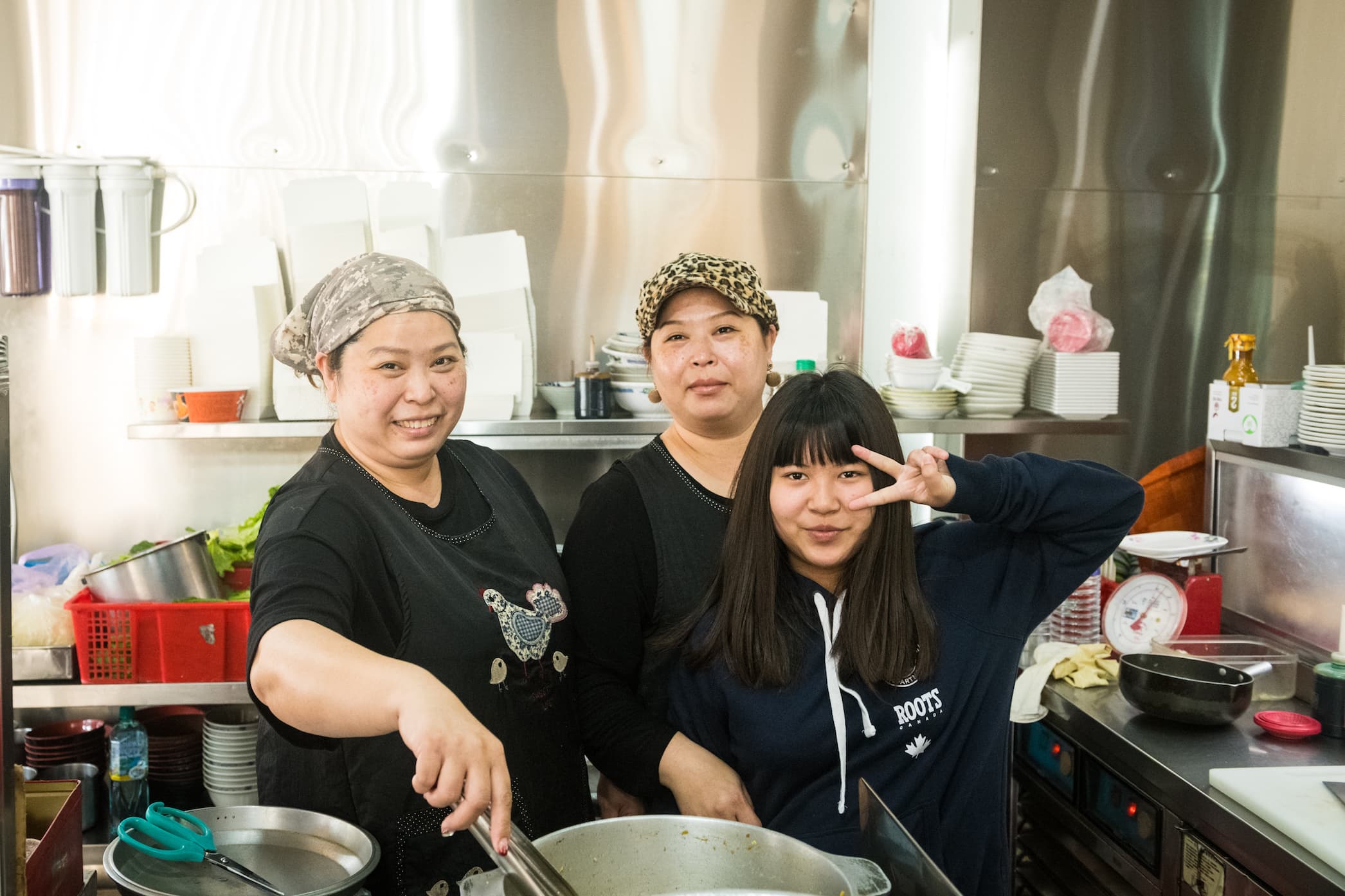 店名取自於這對雙胞胎姊妹花，全家老小都在店頭幫忙。