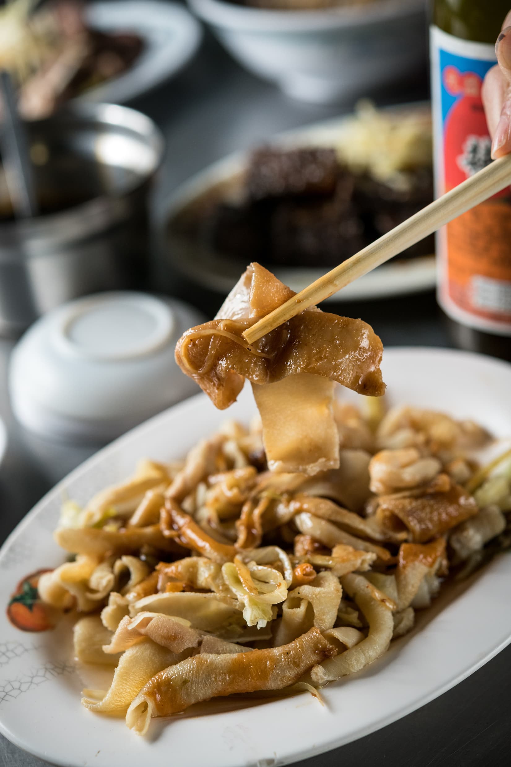 「脆腸」拌進沙茶醬，香脆過癮。（100元／份）