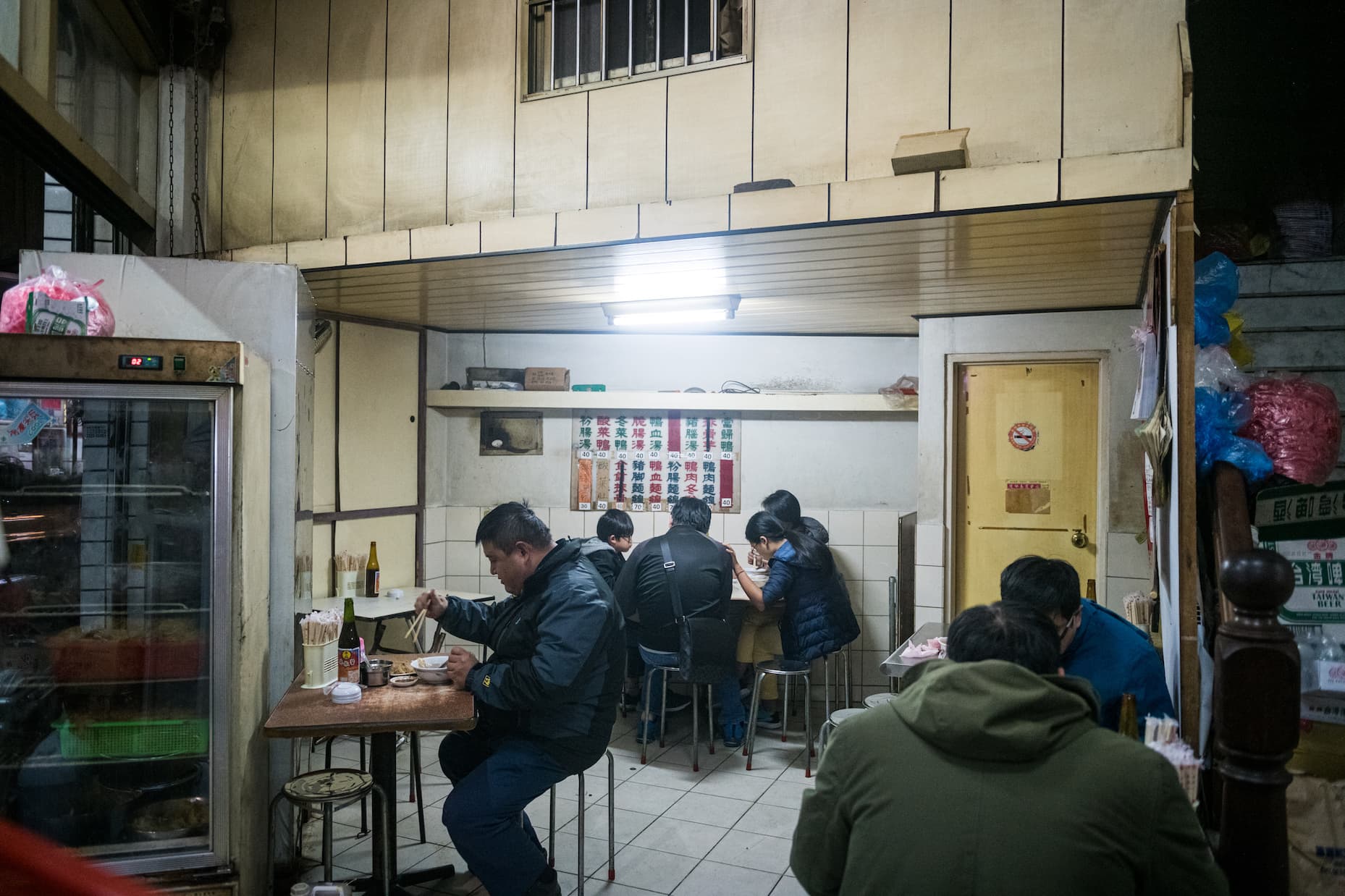 「鴨肉添」屹立沙鹿60多年，有歷史感的老舊店面依然絡繹不絕。