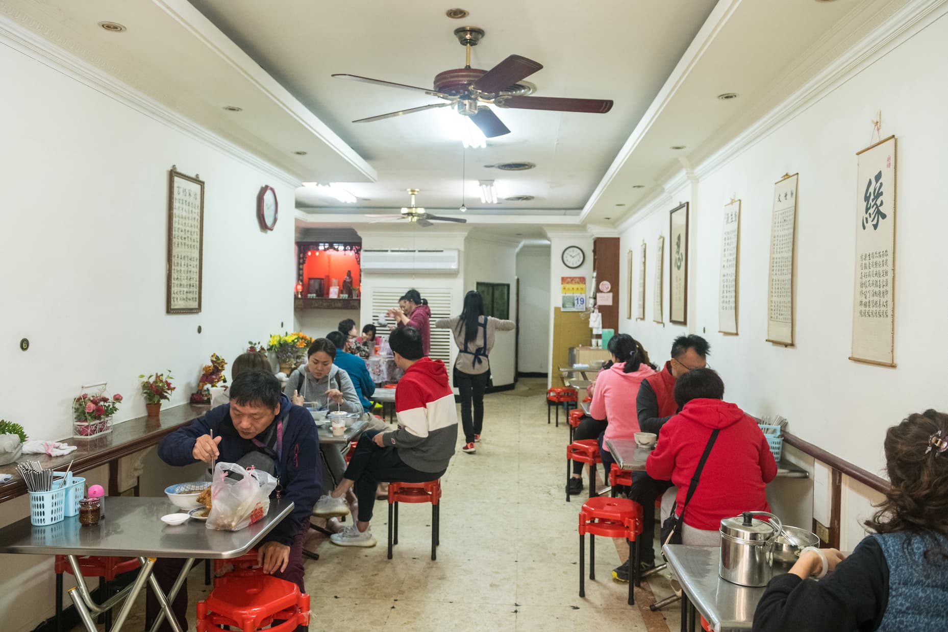 「上海未名酸梅湯麵點」每天一開店就門庭若市。