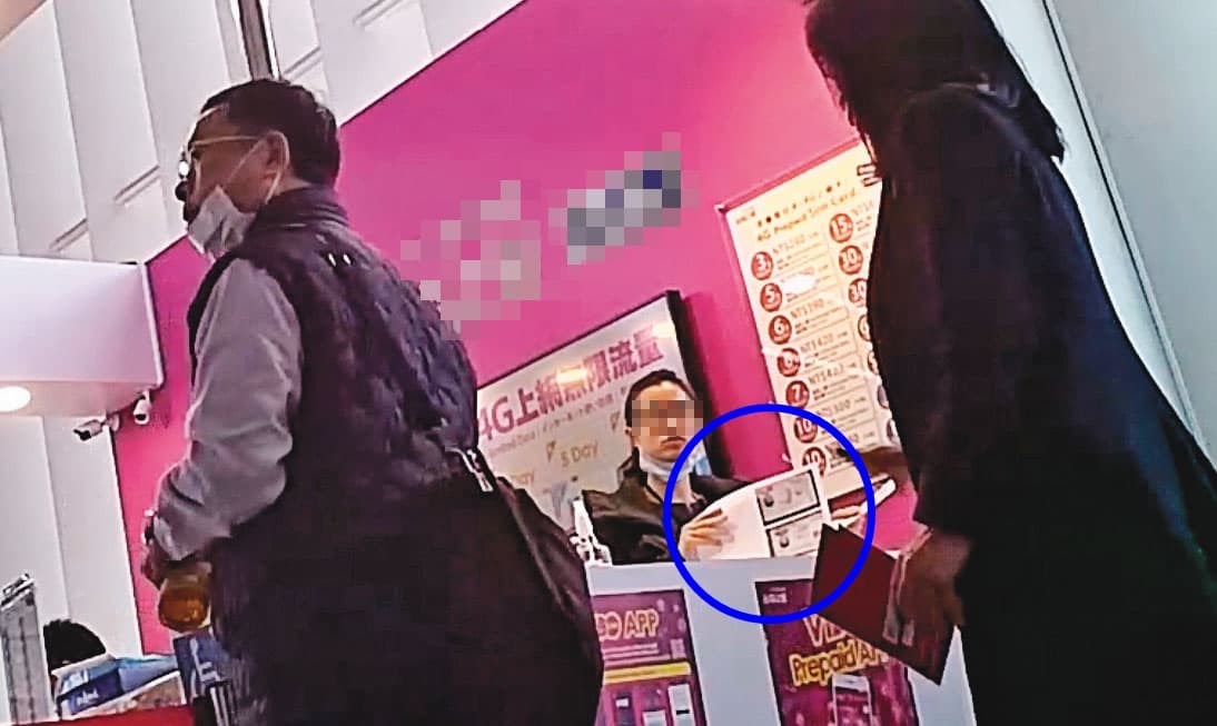 本刊直擊健檢中心接機人員會收取移工護照，交給預付卡代理商櫃台影印（藍圈處）。