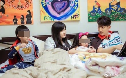 一子一女也跟著吳尊夫妻一起露臉。（翻攝《婚前21天》微博）
