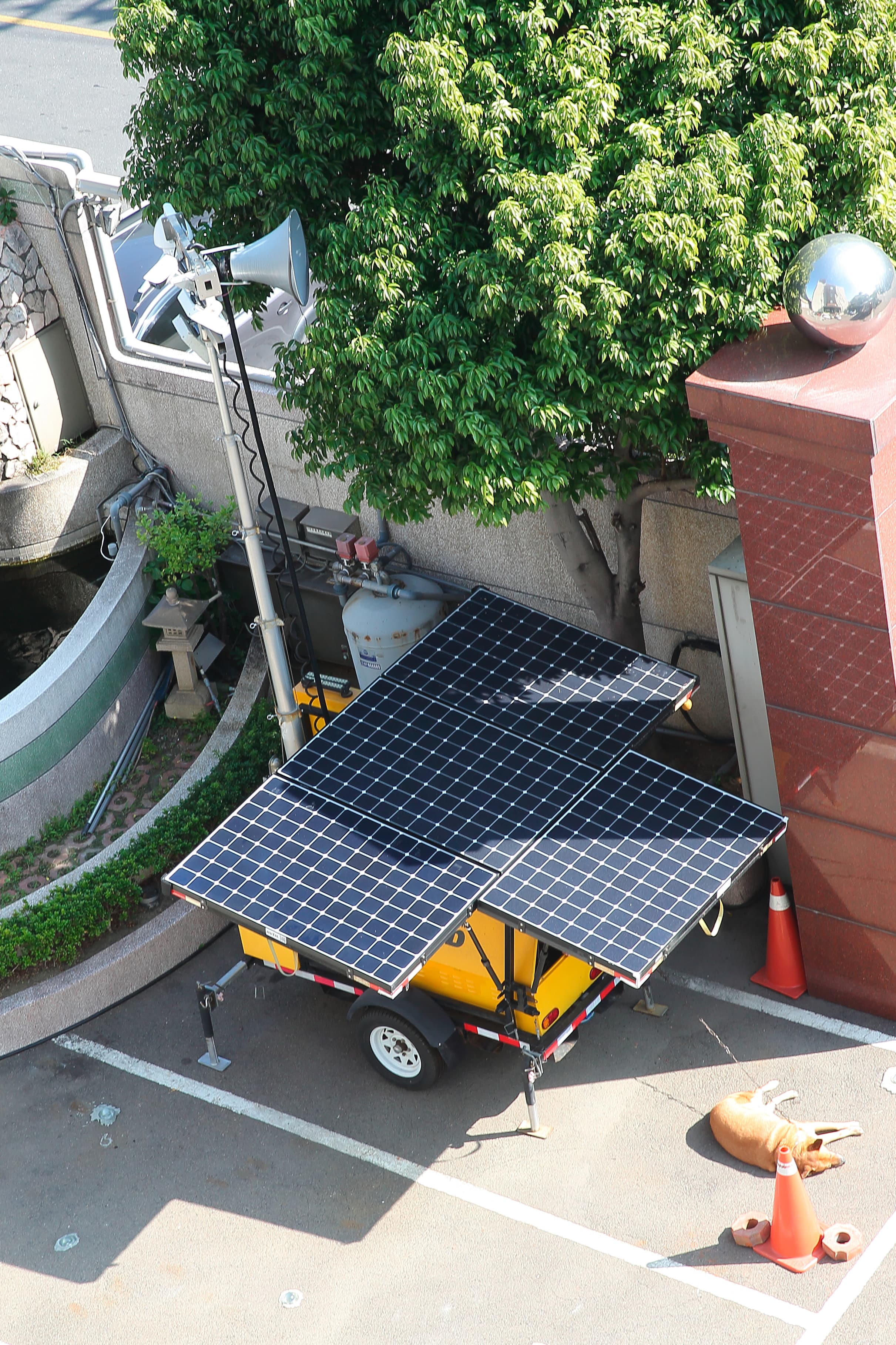 移動式太陽能儲能照明系統結合太陽能發電與照明、監控，微光也能蓄電。