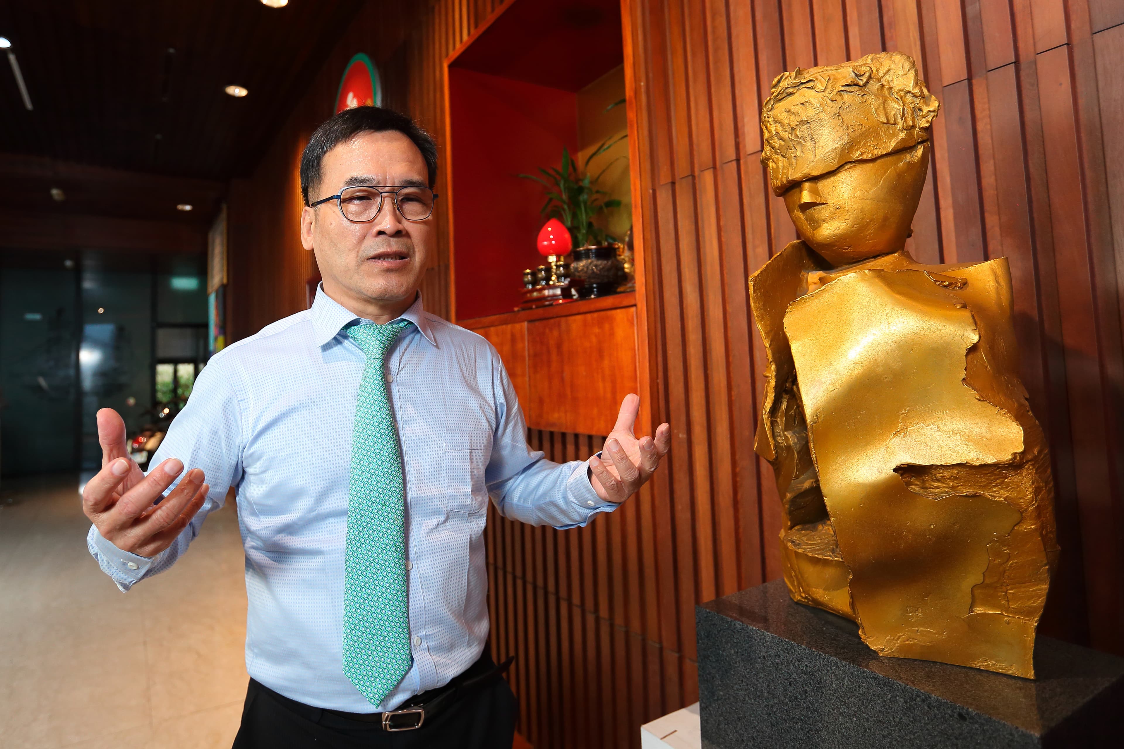 賴柄源喜歡收藏藝術品，李光裕的銅雕「丘壑」是他最愛的作品，提醒他時時內省。