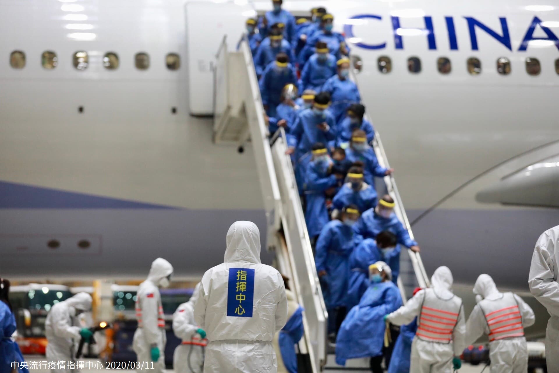 武漢包機送回國人，一架由華航值勤高規格防疫安全抵達國門。（中央流疫情指揮中心提供）