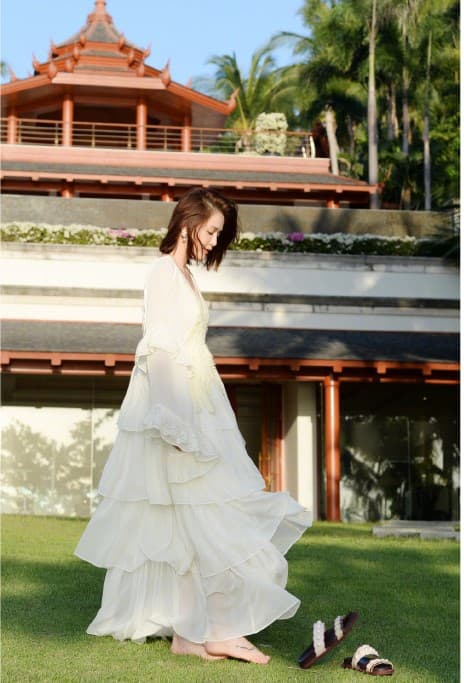 陳喬恩脫鞋踏青，穿著白色蕾絲洋裝靚麗可人。（翻攝自陳喬恩微博）