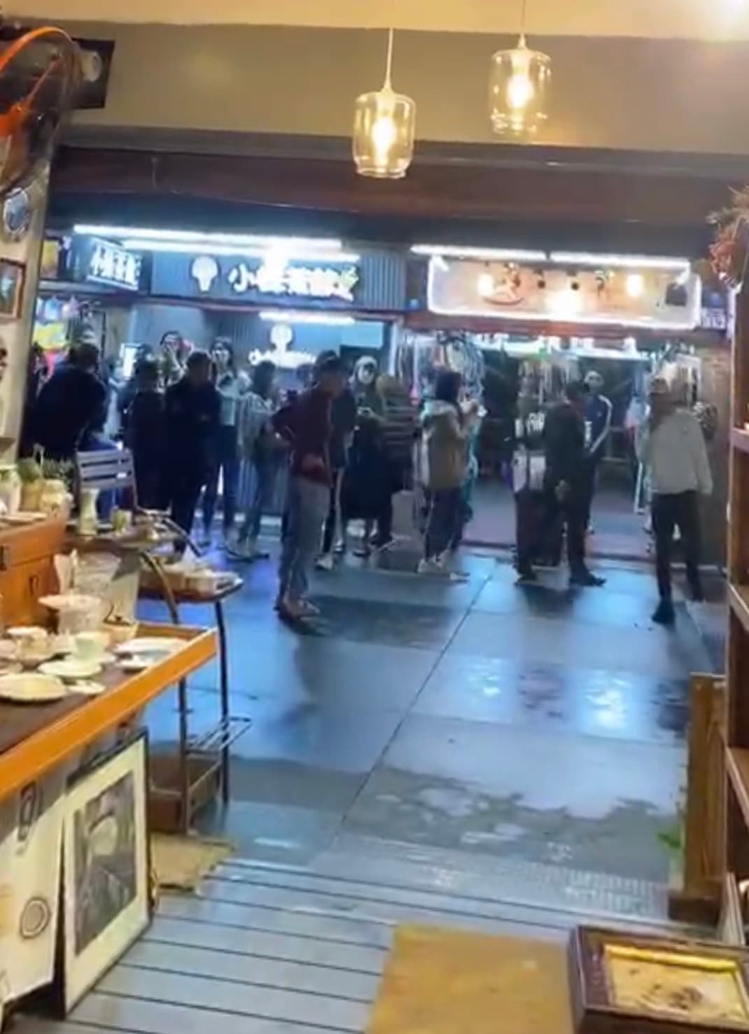 路人大聲挑釁在店裡的謝和弦。（圖／讀者提供）