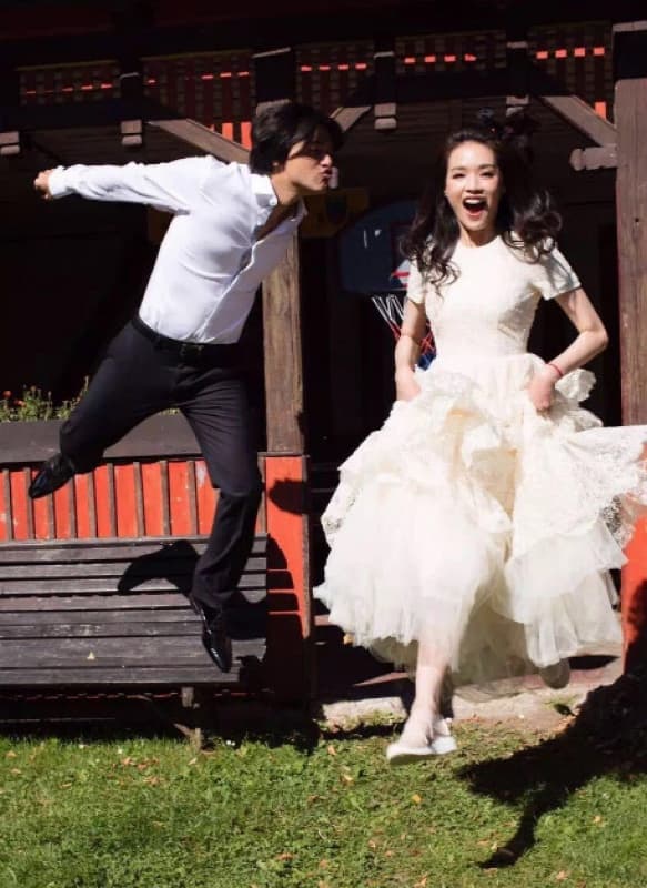 舒淇的白色婚紗是2014年Conscious Exclusive系列，以浪漫蕾絲、夢幻垂褶，以及環保、天然、有機和可再利用的物料製作而成。（翻攝自網路）