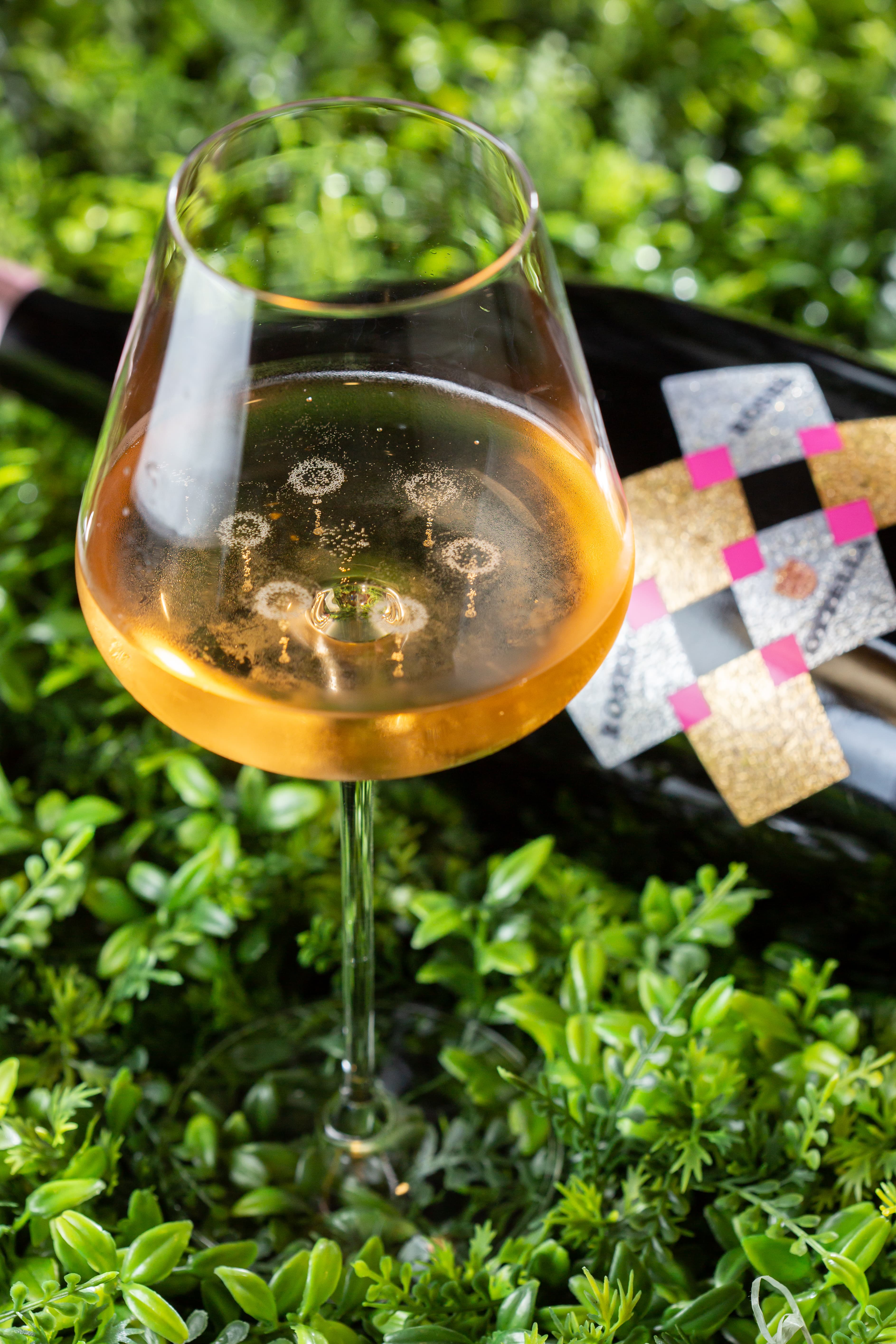 酒先生也引進義大利的無鉛水晶杯，「Etoilé Sparkle」（2,800元／6支）杯底有7點突起，注入以香檳法釀造的「Roses Roses Brut Metodo Classico」（4,500元／6瓶、箱），氣泡如煙火般在杯中綻放。