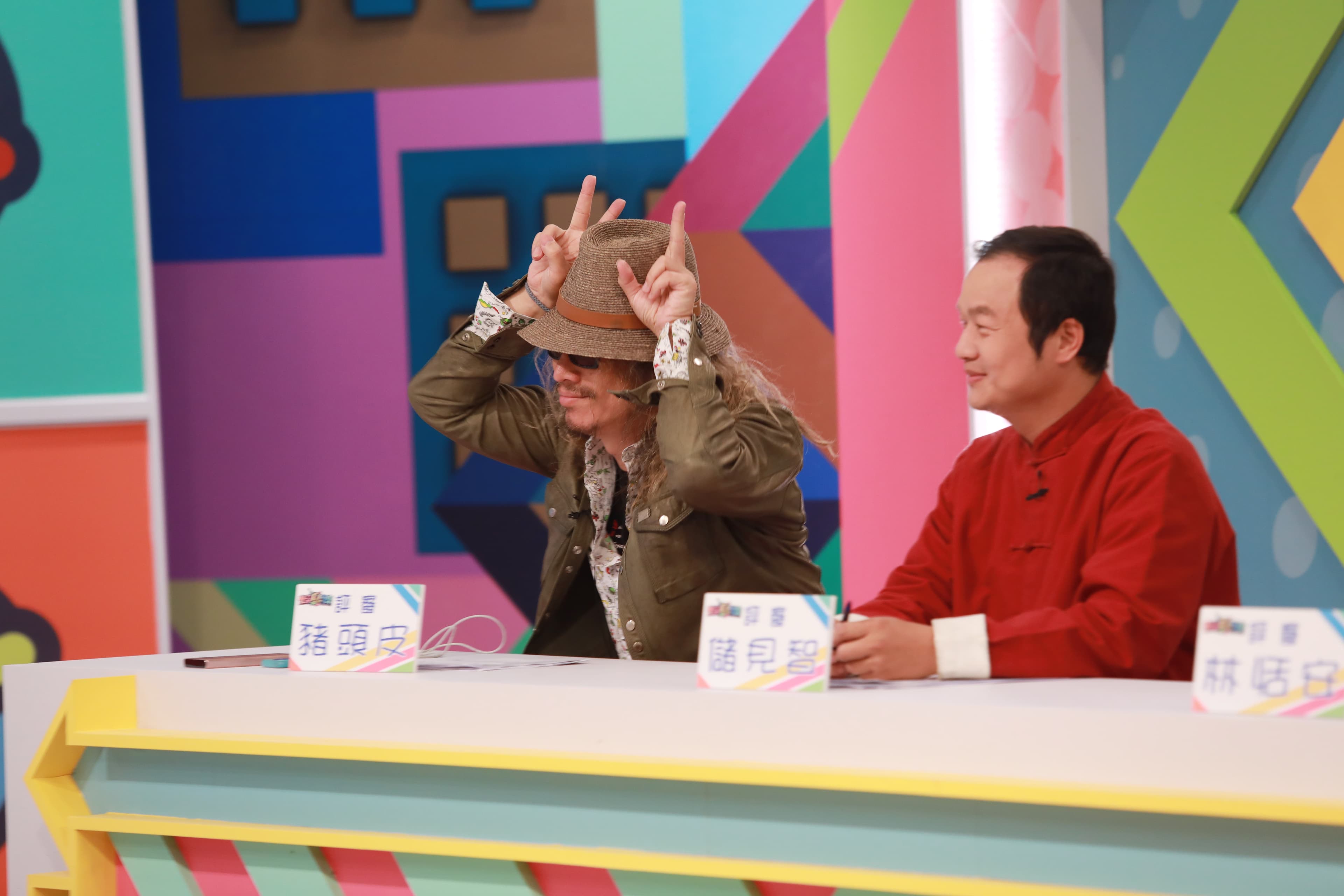 楊小黎介紹豬頭皮是「虎狗獸」時，豬頭皮聞言做出「虎狗獸」手勢，相當有趣。（公視台語台提供）
