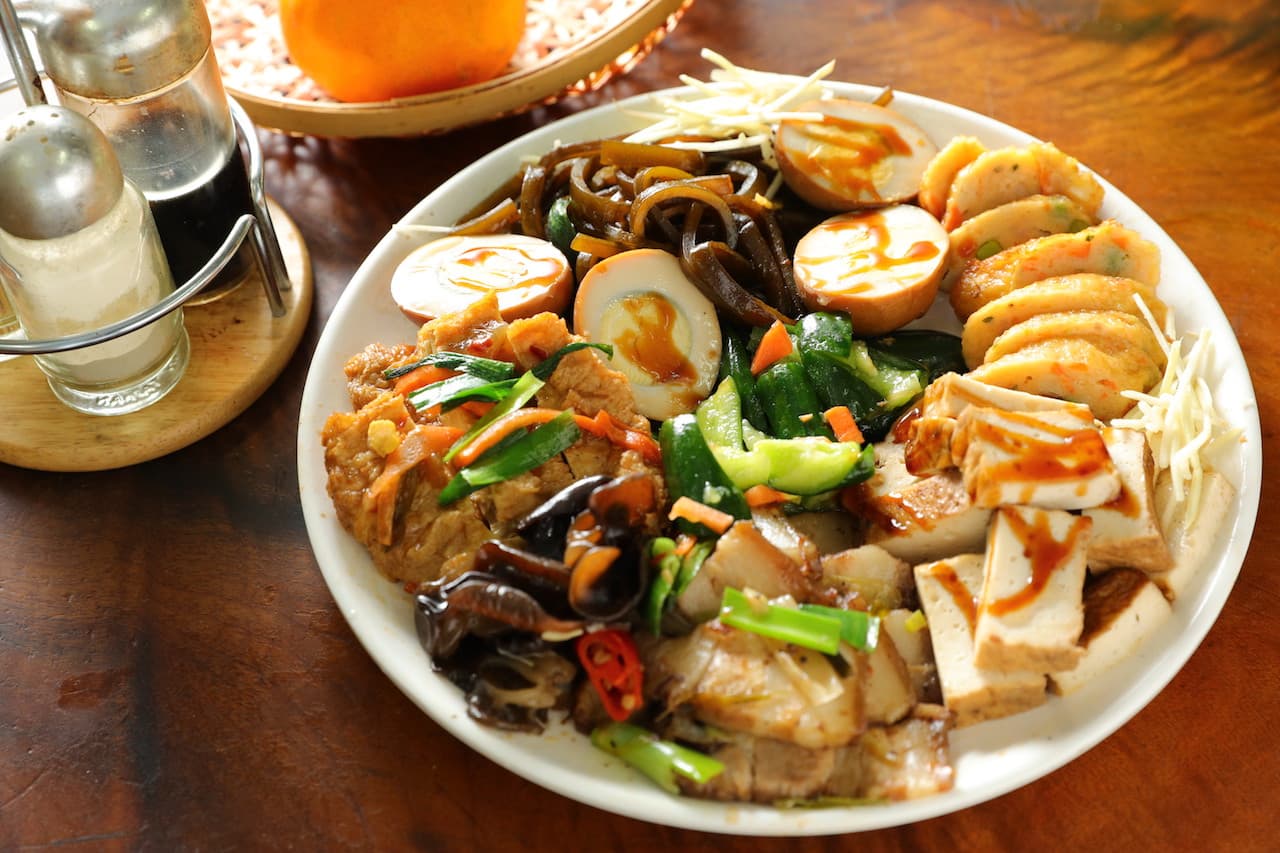 綜合「滷味」，料多豐盛。（30元起／份，圖中約為200元）