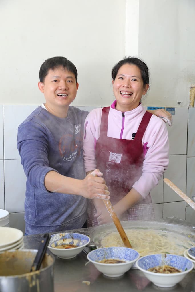 老闆王中佑（左）和老闆娘黃姿菁（右）是老店第二代主理人。