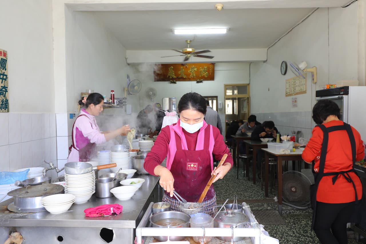「士官長擀麵」的早餐時段十分忙碌。