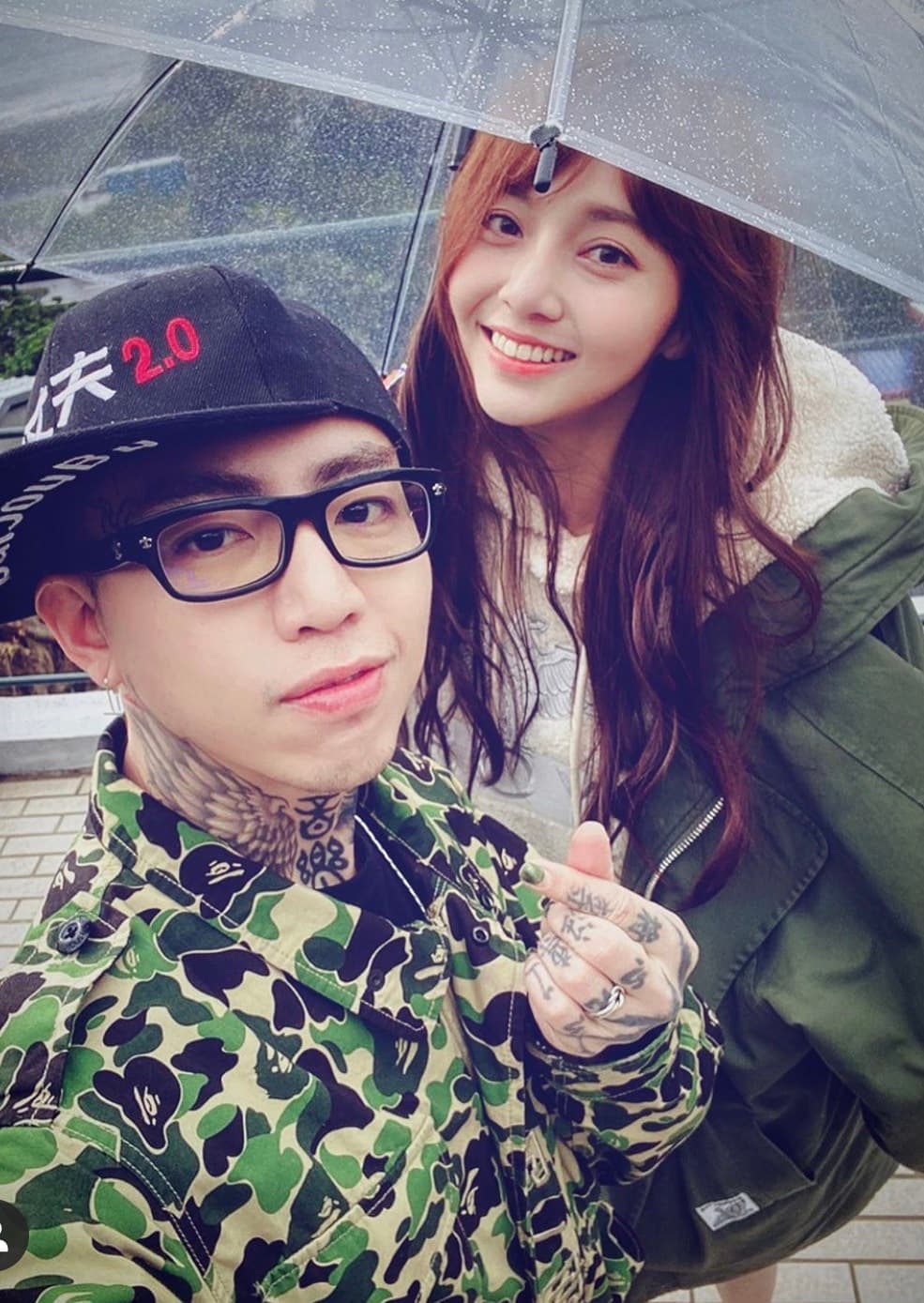 謝和弦（左）公開2人戀情後，莉婭（右）就被冠上「小三」稱號。（翻攝自莉婭IG）