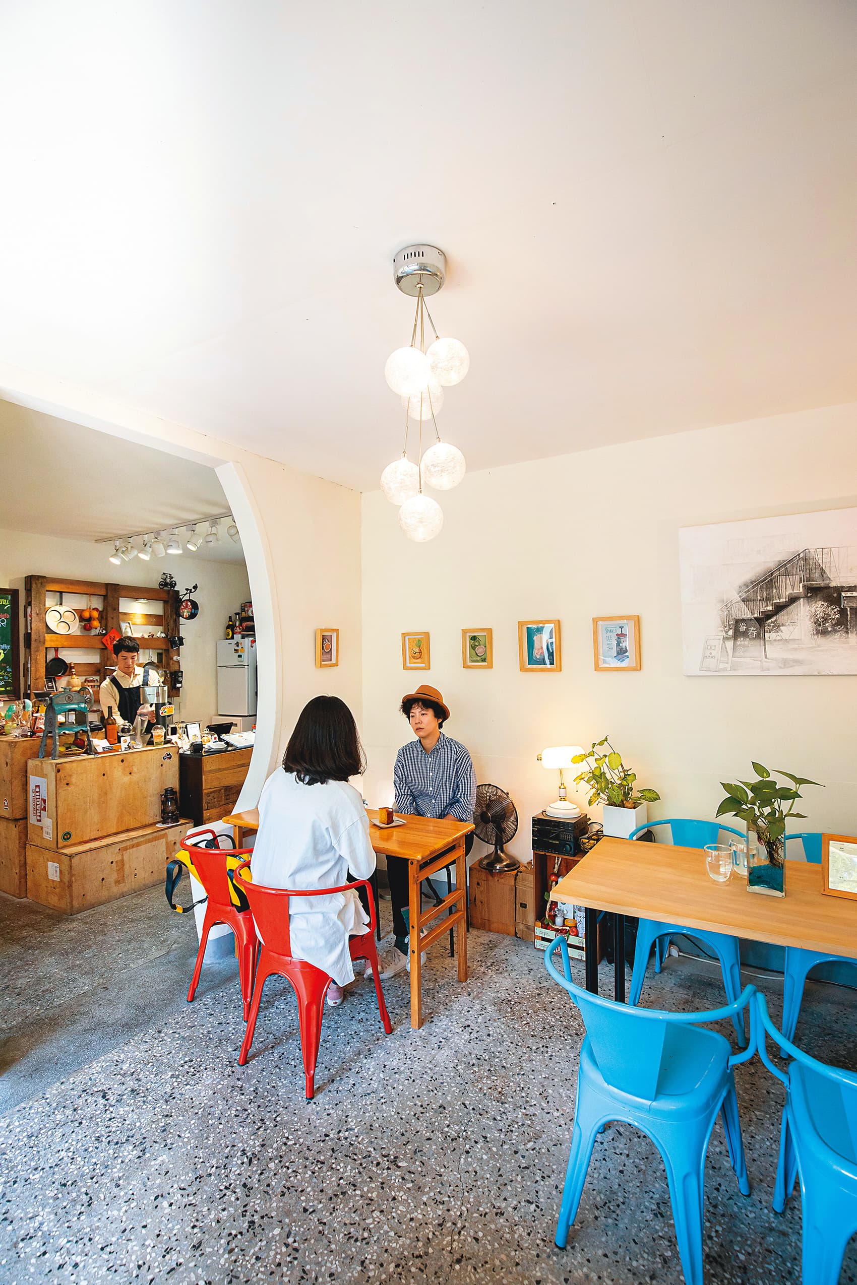 面對窗景的座位，能享受光復新村的綠意。