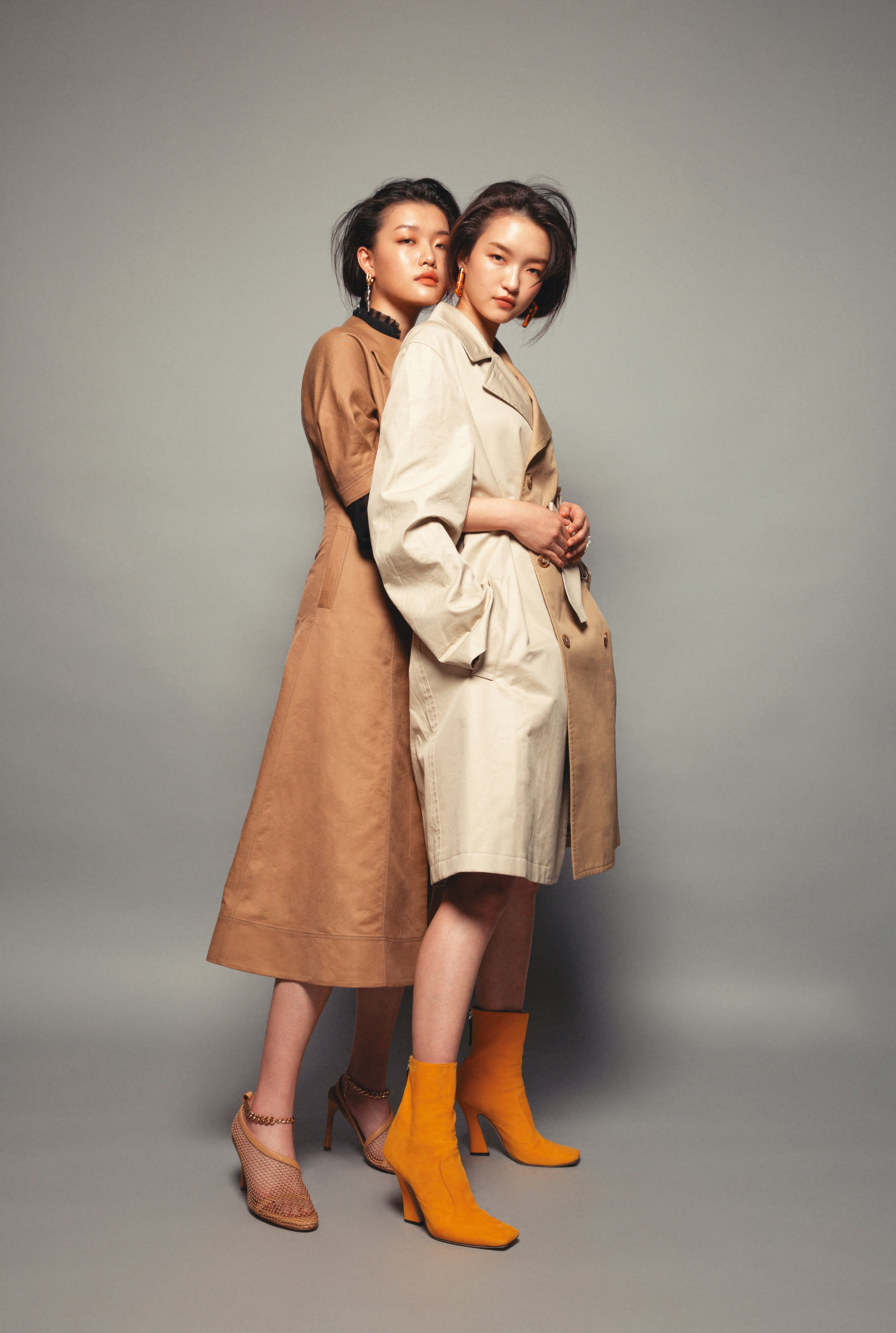 （右）：雙色拼接綁帶風衣 價格店洽 by MM6 Maison Margiela；黃色短靴 NT$37,500 by FENDI；FF Logo設計耳環 NT$19,800 by FENDI。（左）：大地色風衣外套 價格未定 by 夏姿；烏干紗透膚襯衫 價格未定 by 夏姿；繞踝扁圓鍊米色網狀高跟鞋 NT$37,800 by Bottega Veneta；耳環 NT$14,100 by Chloé；純銀夢幻星光戒指 NT$7,680 by Thomas Sabo。