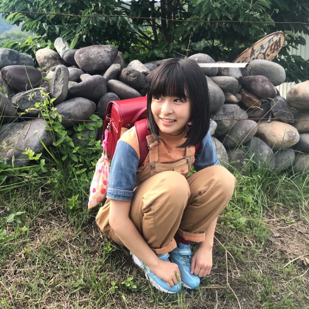 森七菜穿上吊帶背心褲，背上小學生書包，又萌又可愛的模樣讓人忘記她其實已經18歲了。（翻攝自morinana_official IG）