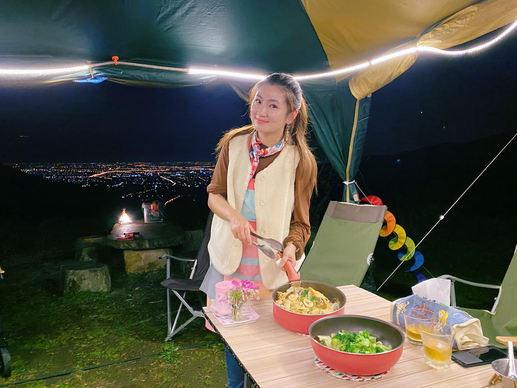 在三天兩夜的露營中，Selina負責首日晚餐。（翻攝自Selina臉書）