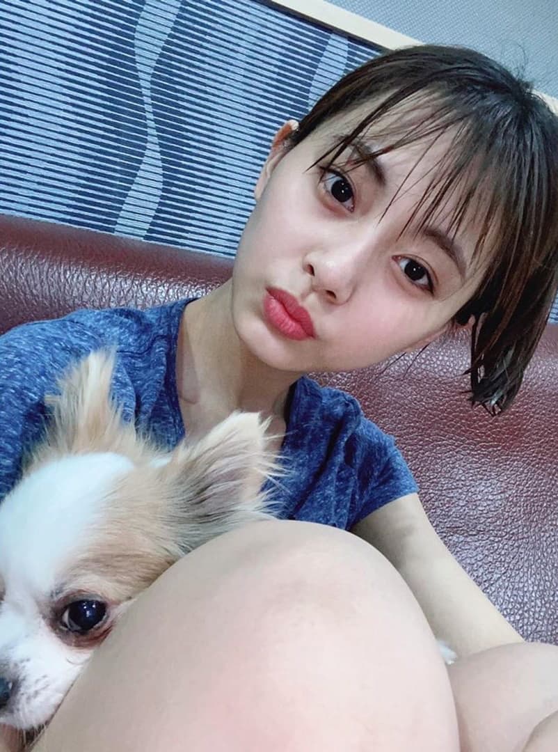 周子瑜抱著愛犬自拍，粉絲心疼她怎麼不胖反瘦了。（翻攝TWICE IG）